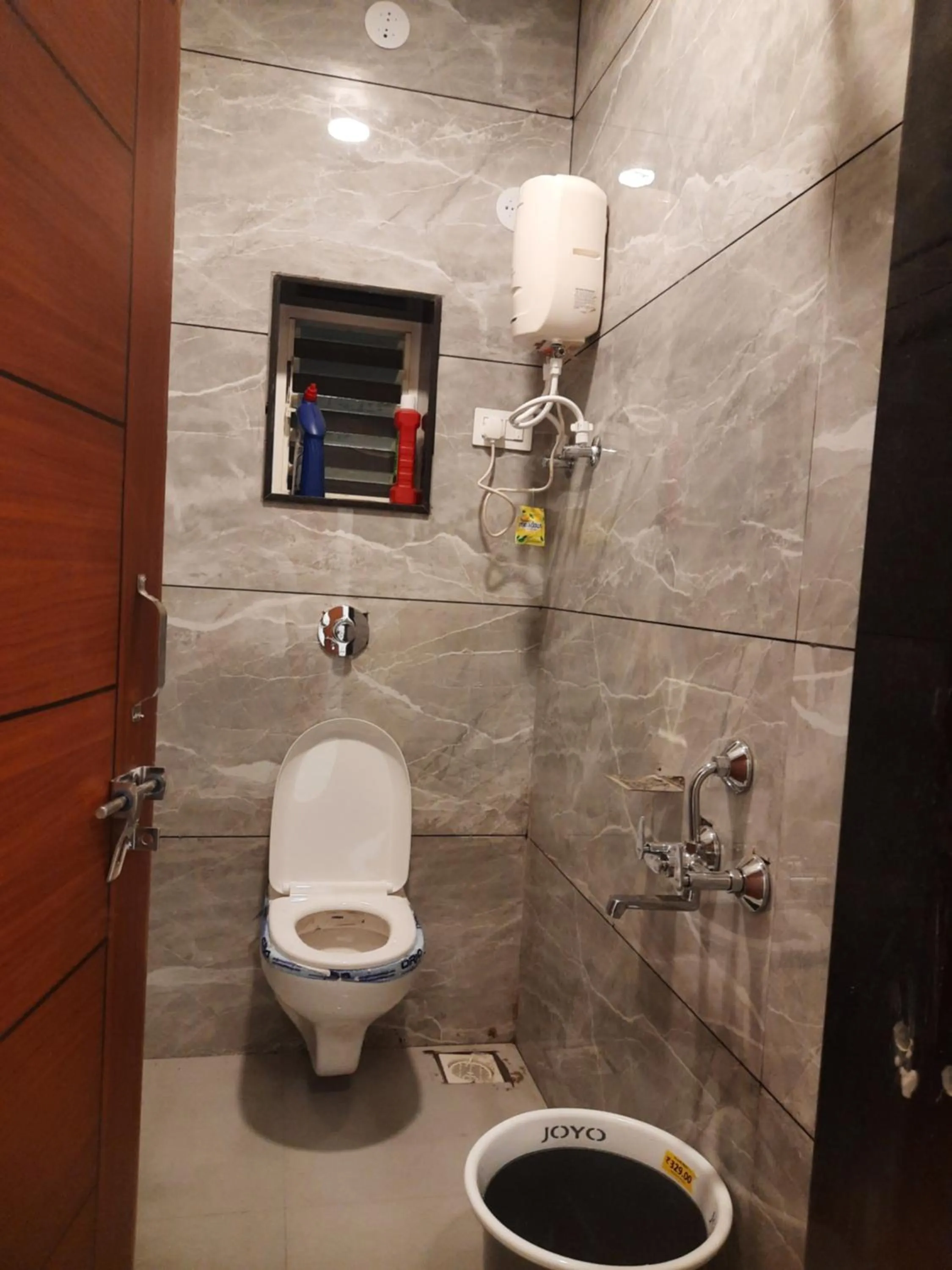 Shower in Shriguru Guest House Akkalkot