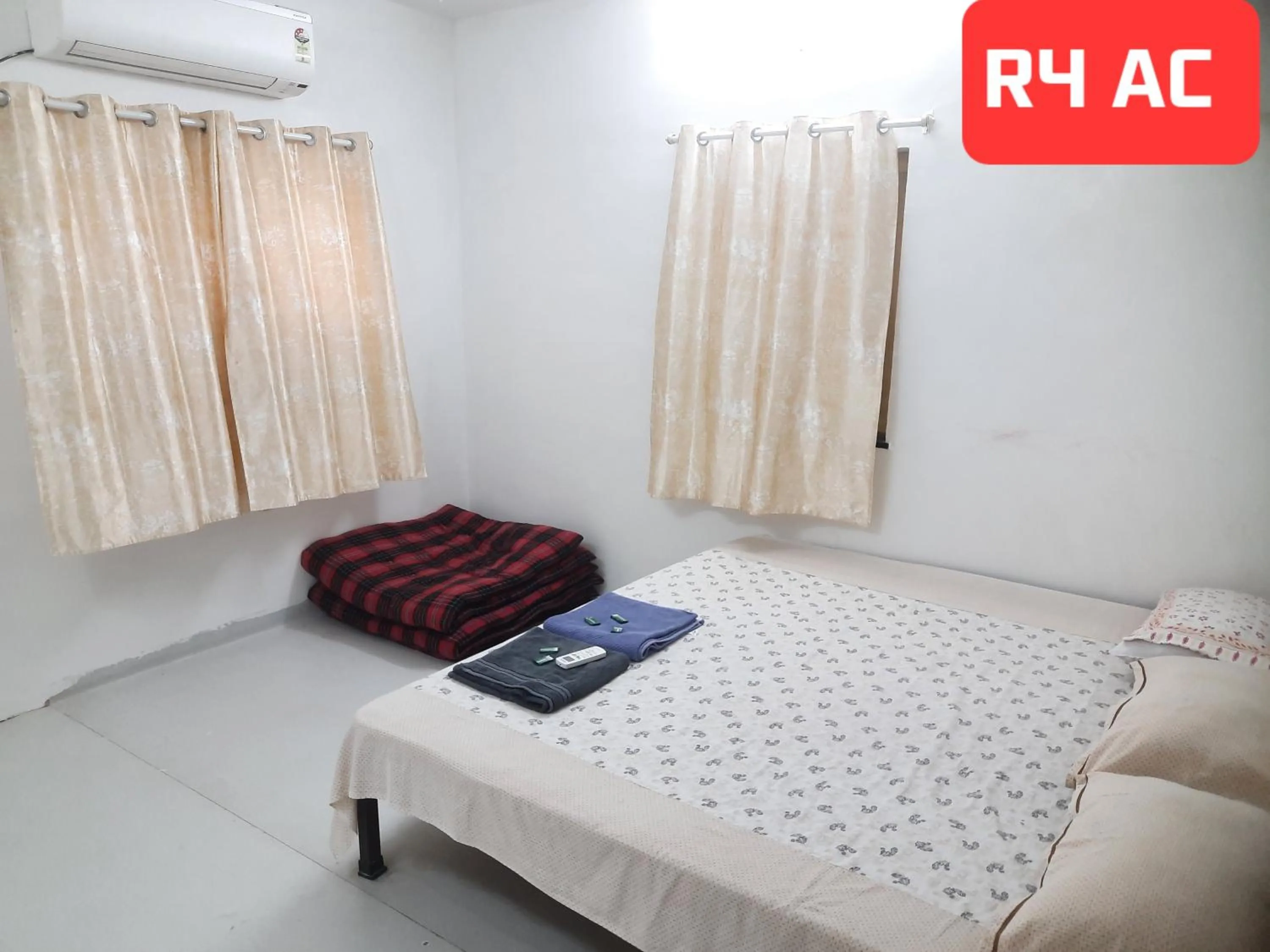 Bed in Shriguru Guest House Akkalkot
