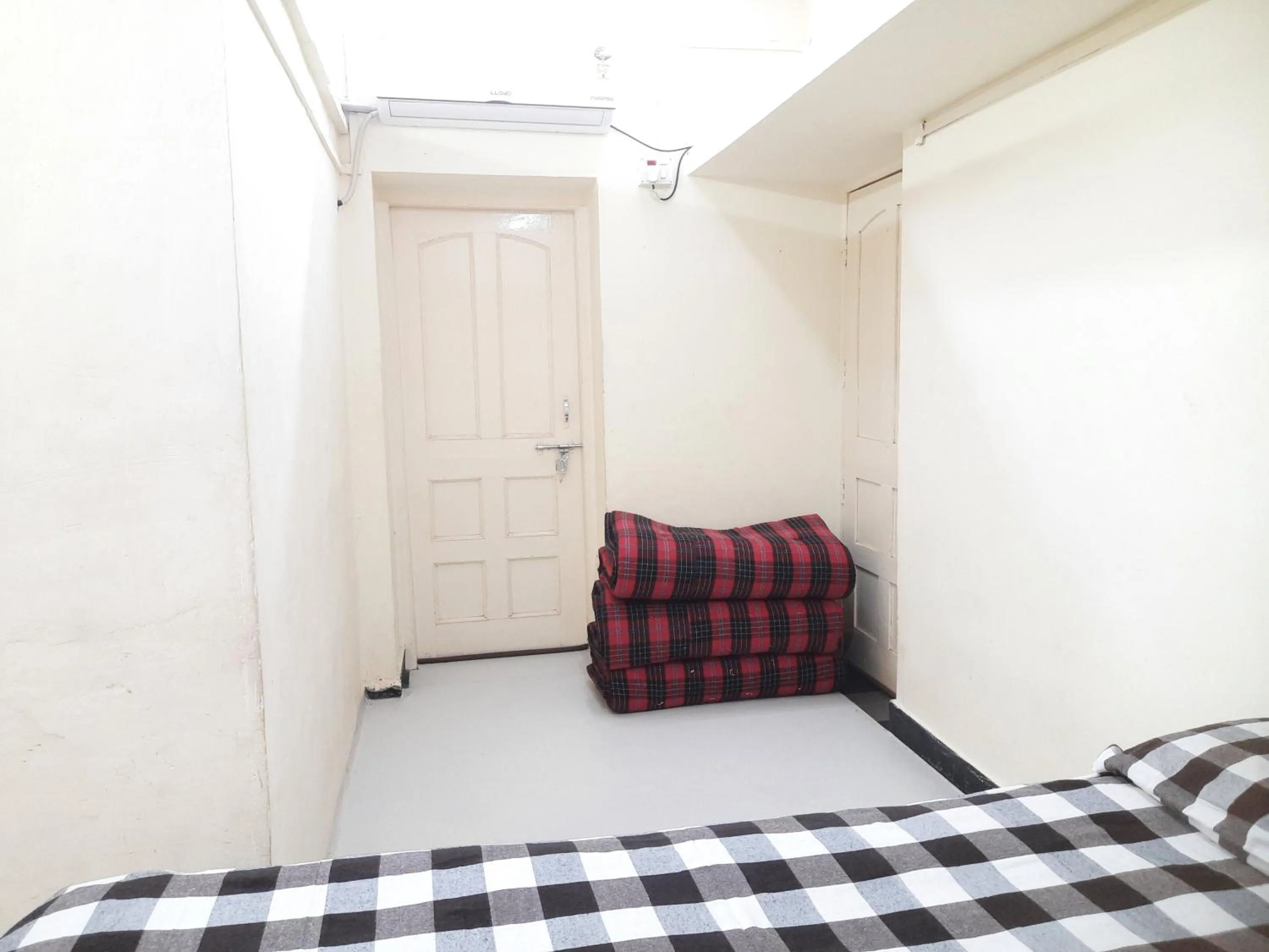 Bed in Shriguru Guest House Akkalkot