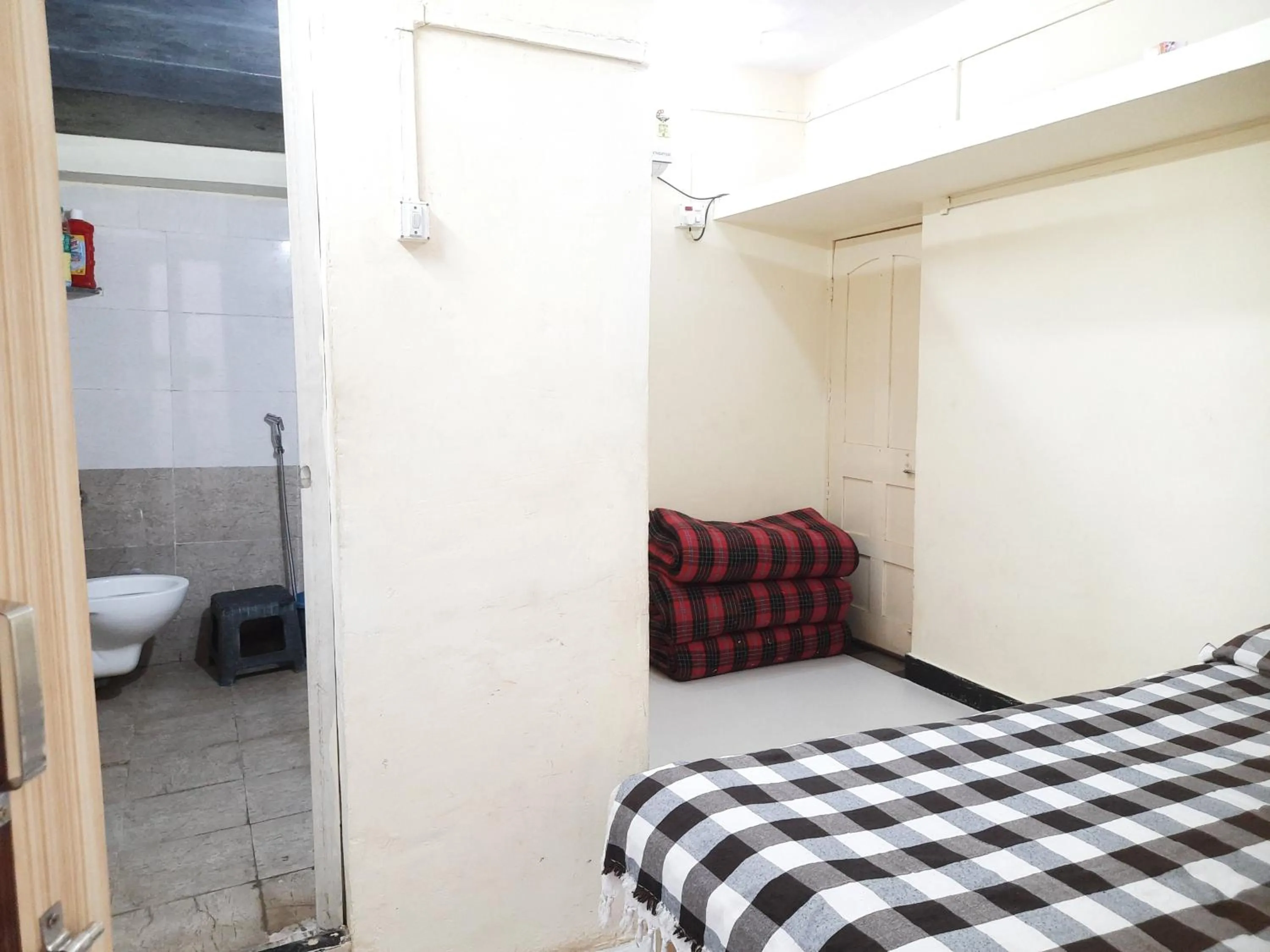 Bed in Shriguru Guest House Akkalkot