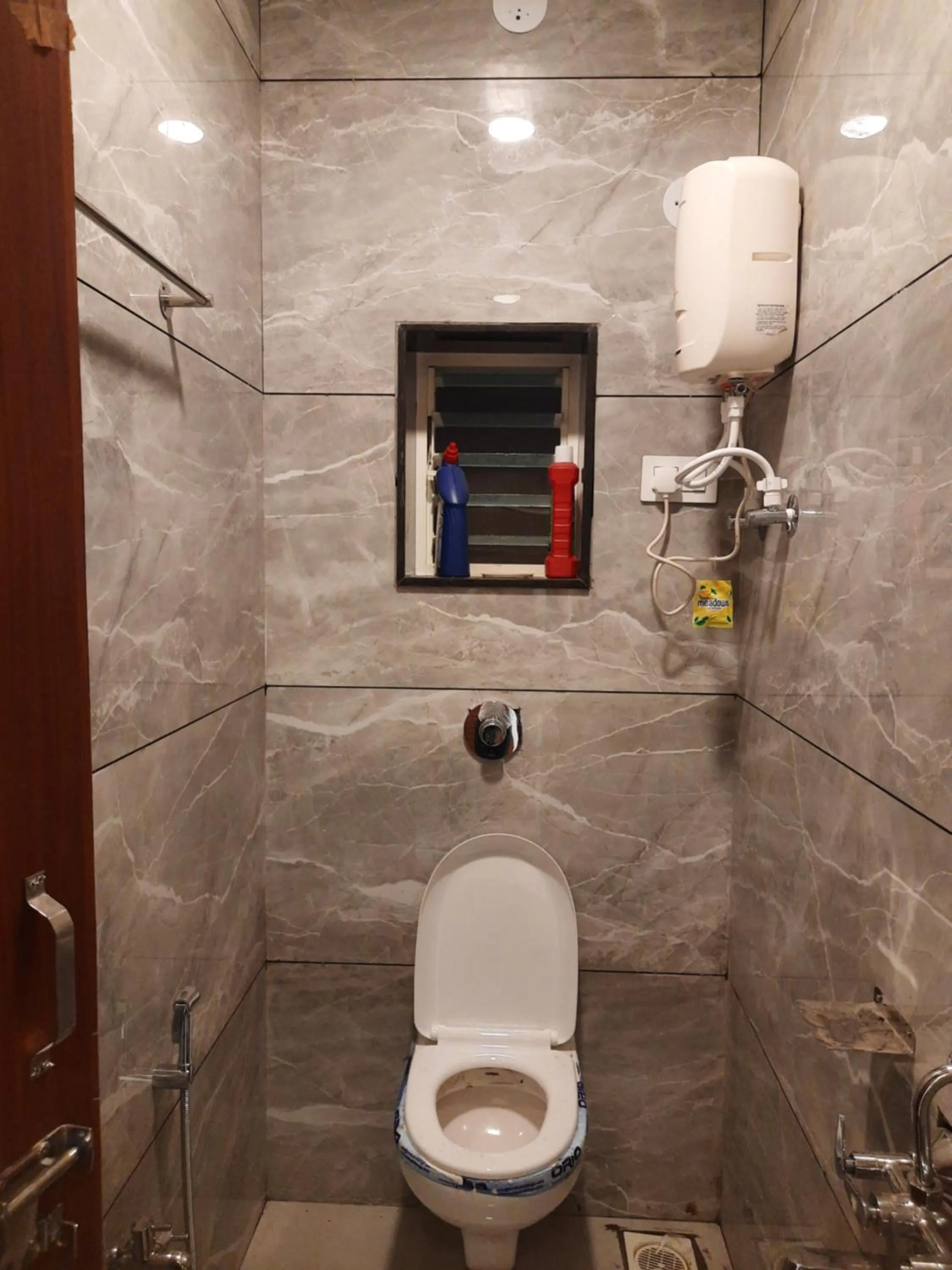 Shower in Shriguru Guest House Akkalkot