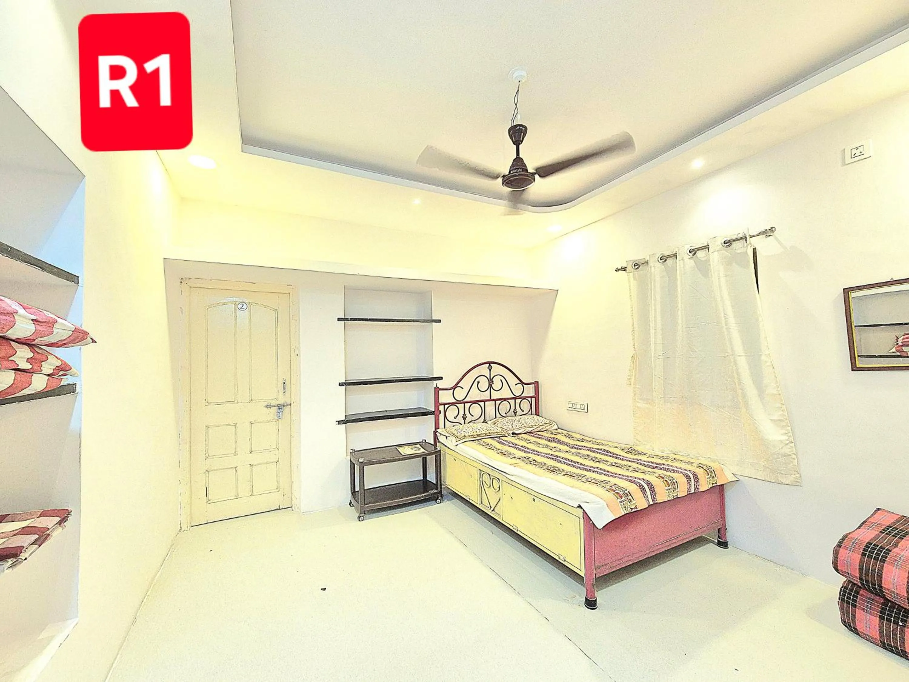 Bed in Shriguru Guest House Akkalkot