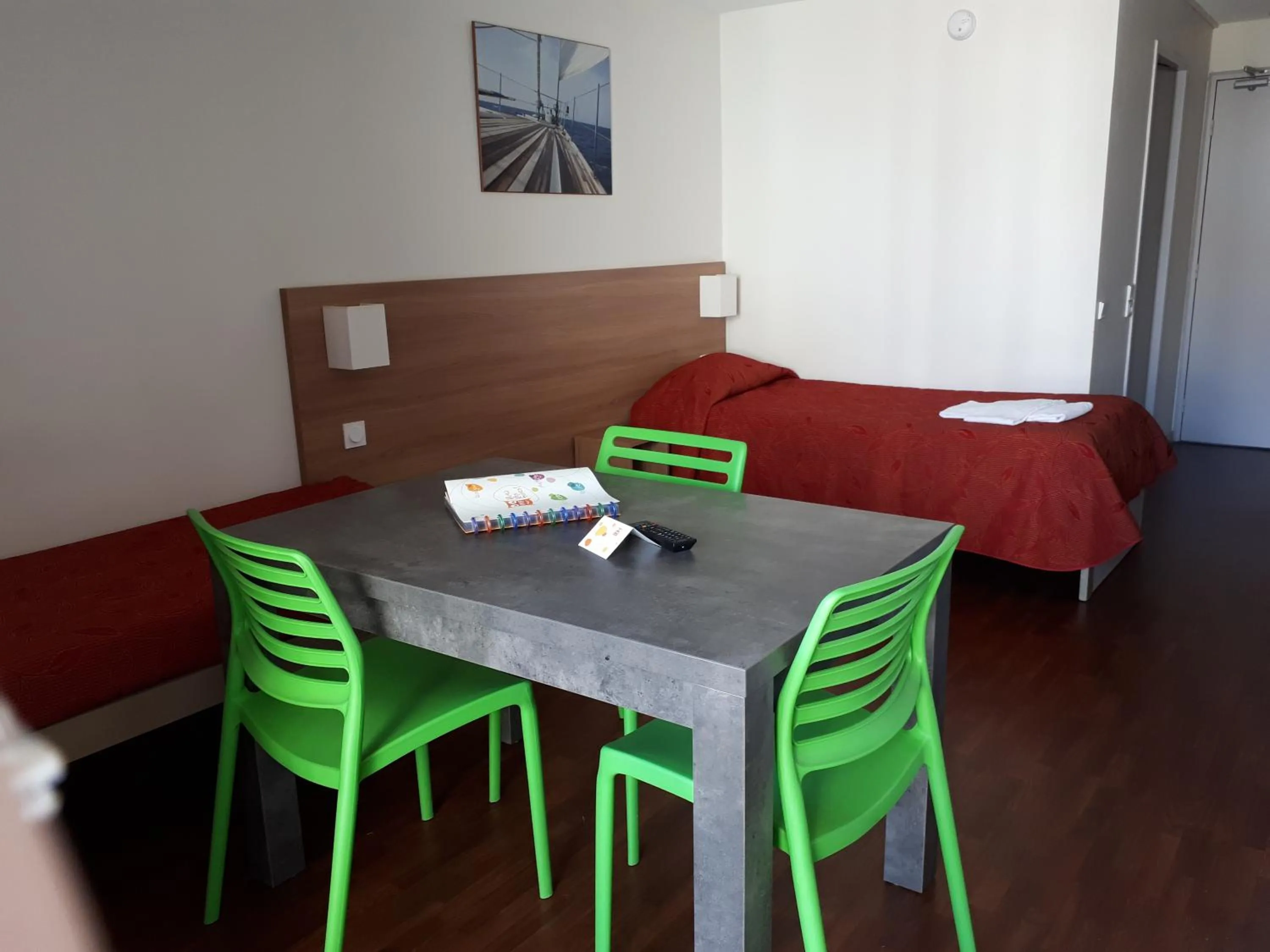 Dining area, Bed in Vvf Villages Urrugne