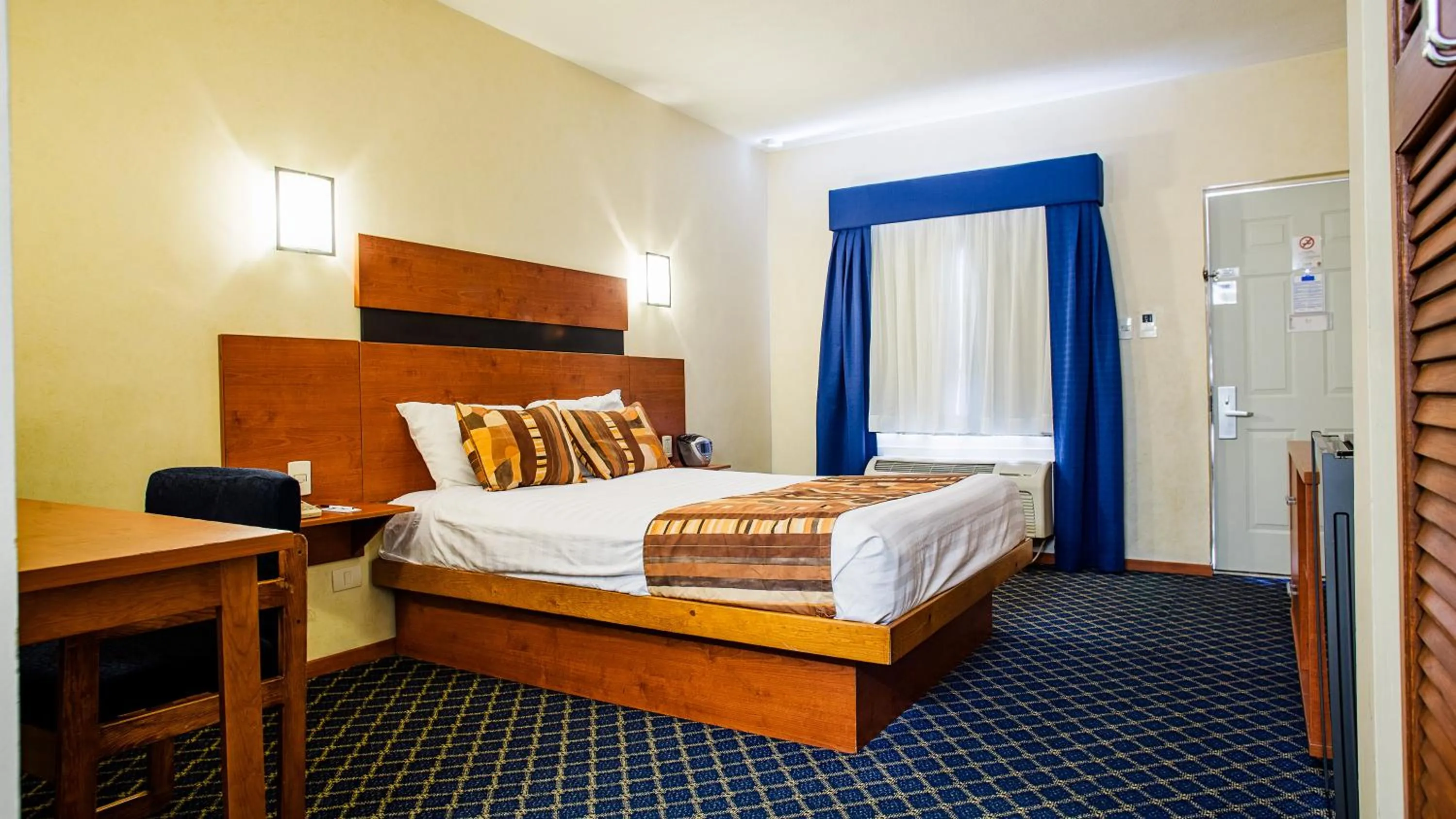 Bed in American Inn Hotel & Suites Delicias