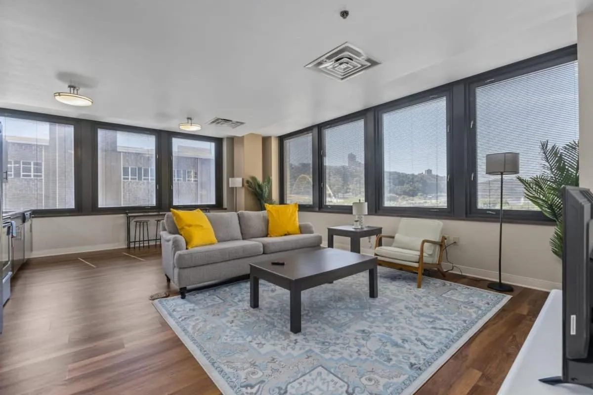 2BR Downtown Apartment with Gym & Deck