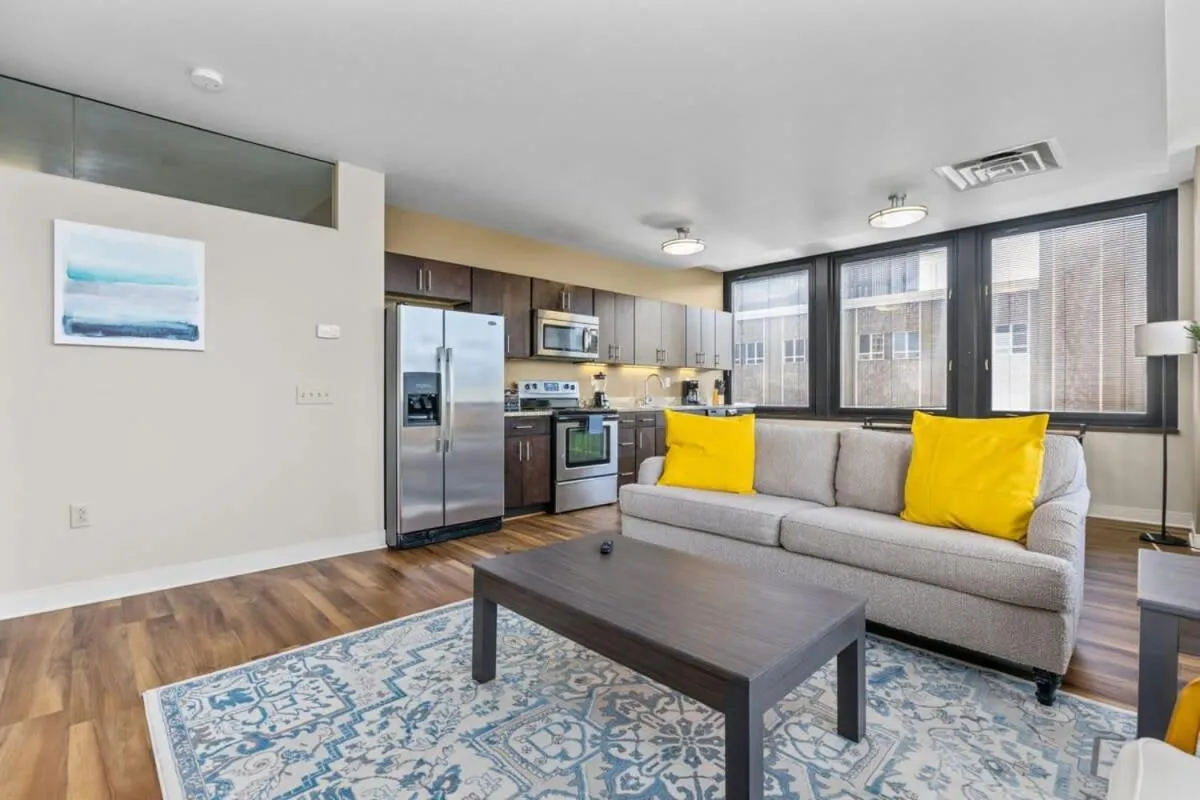 2BR Downtown Apartment with Gym & Deck