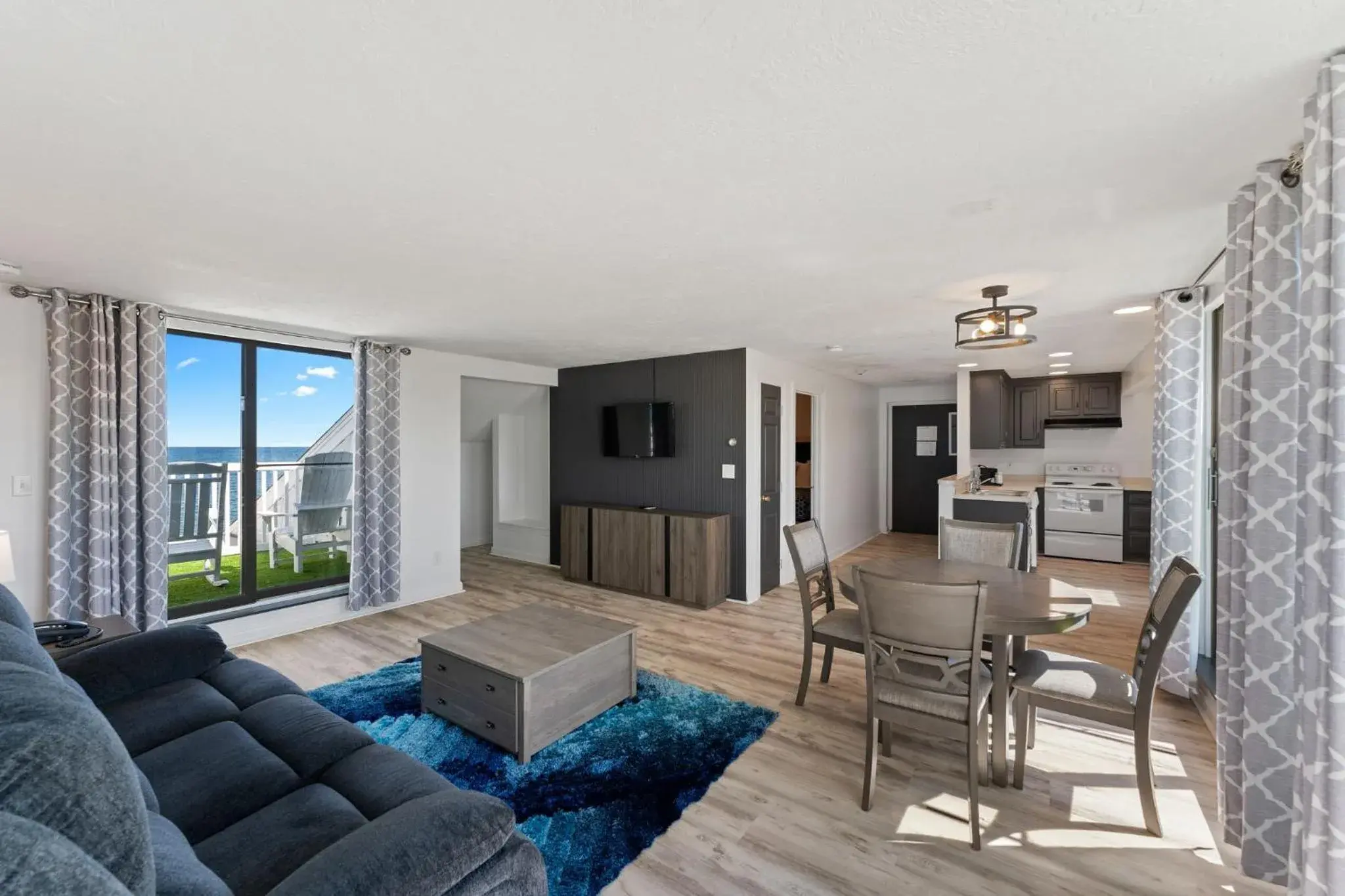 Suite with Balcony in Pilgrim Sands on Long Beach Suite with Balcony in Pilgrim Sands on Long Beach