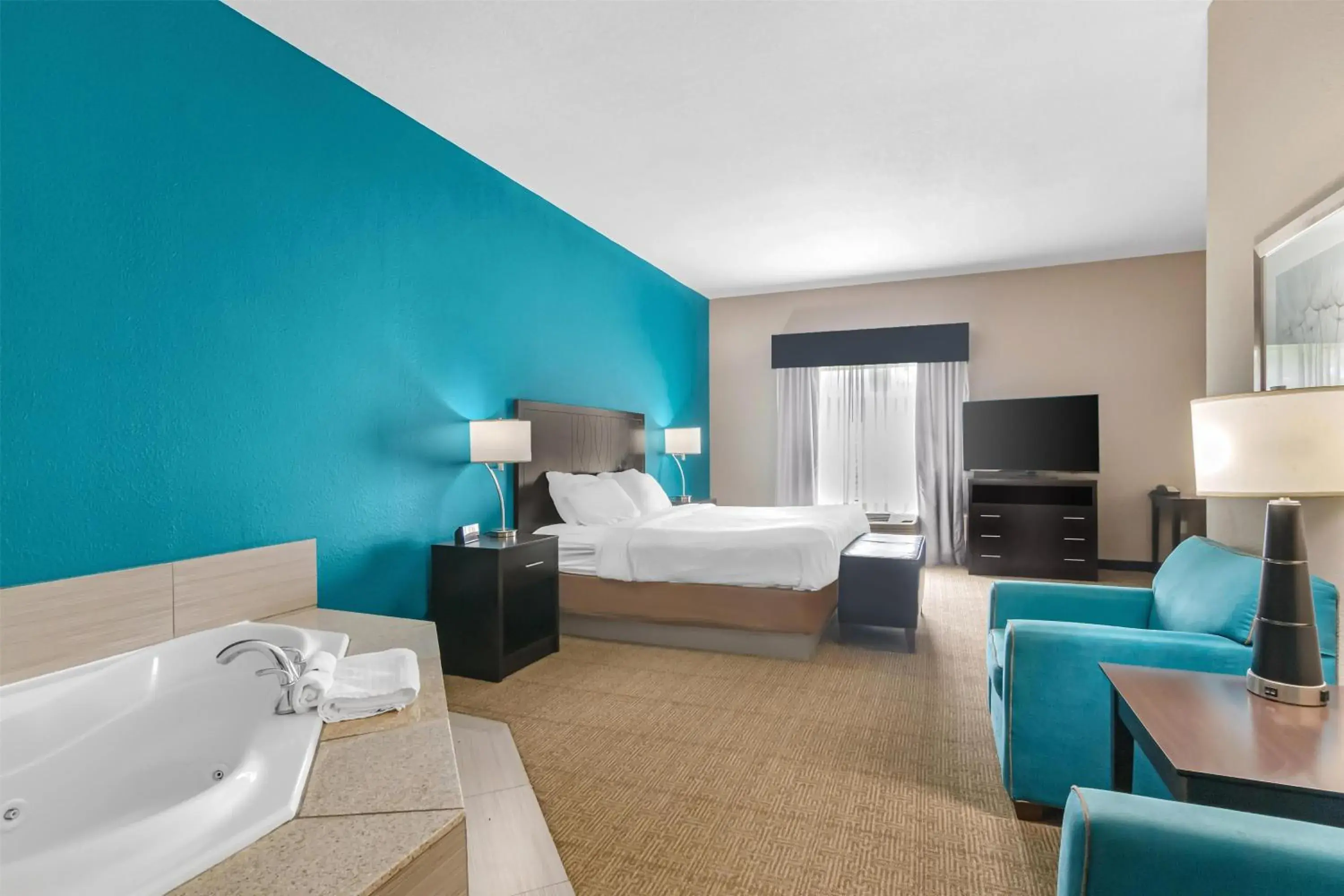 Photo of the whole room, Bed in Best Western Plus Hiawatha Hotel Photo of the whole room, Bed in Best Western Plus Hiawatha Hotel