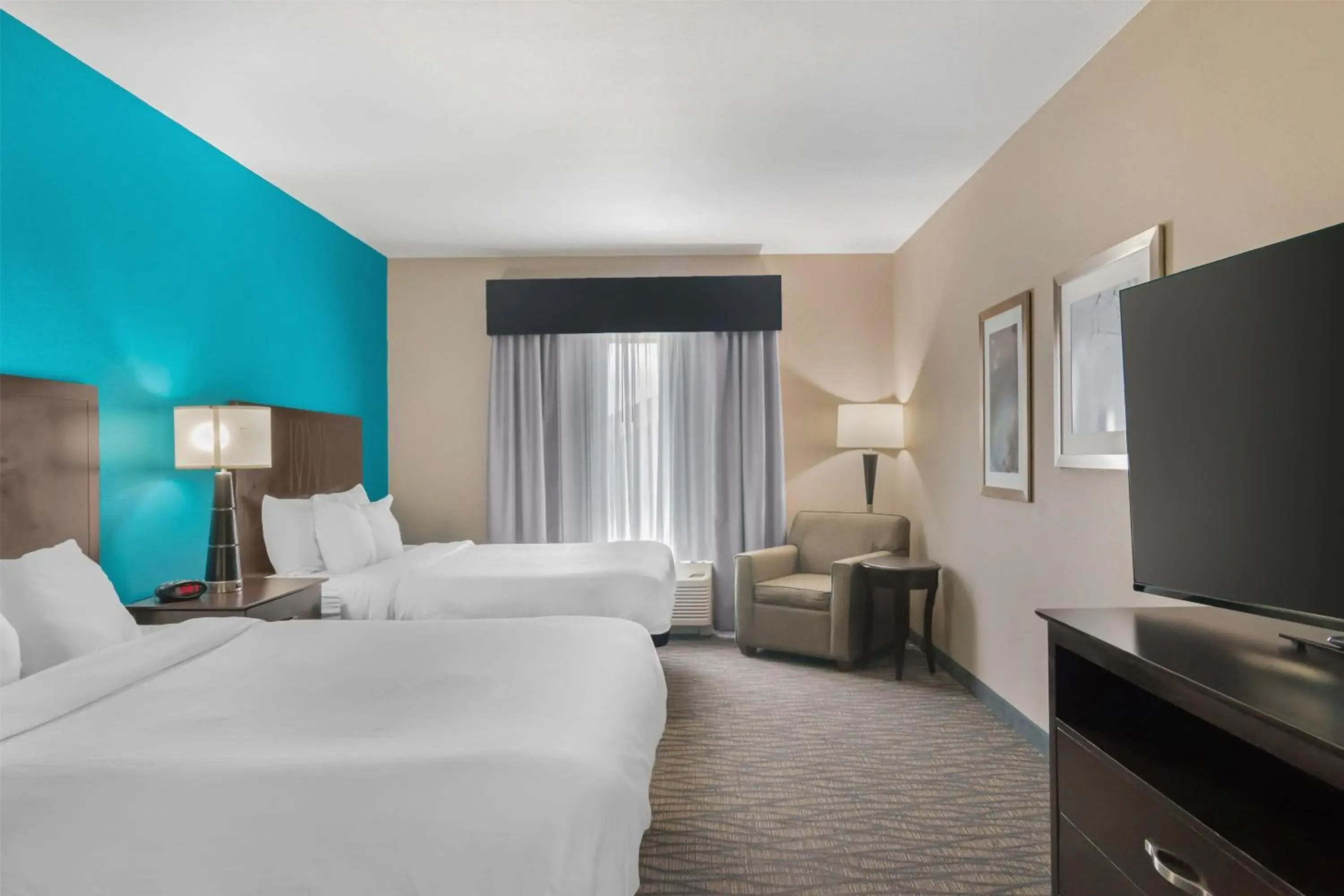 Bedroom, Bed in Best Western Plus Hiawatha Hotel Bedroom, Bed in Best Western Plus Hiawatha Hotel