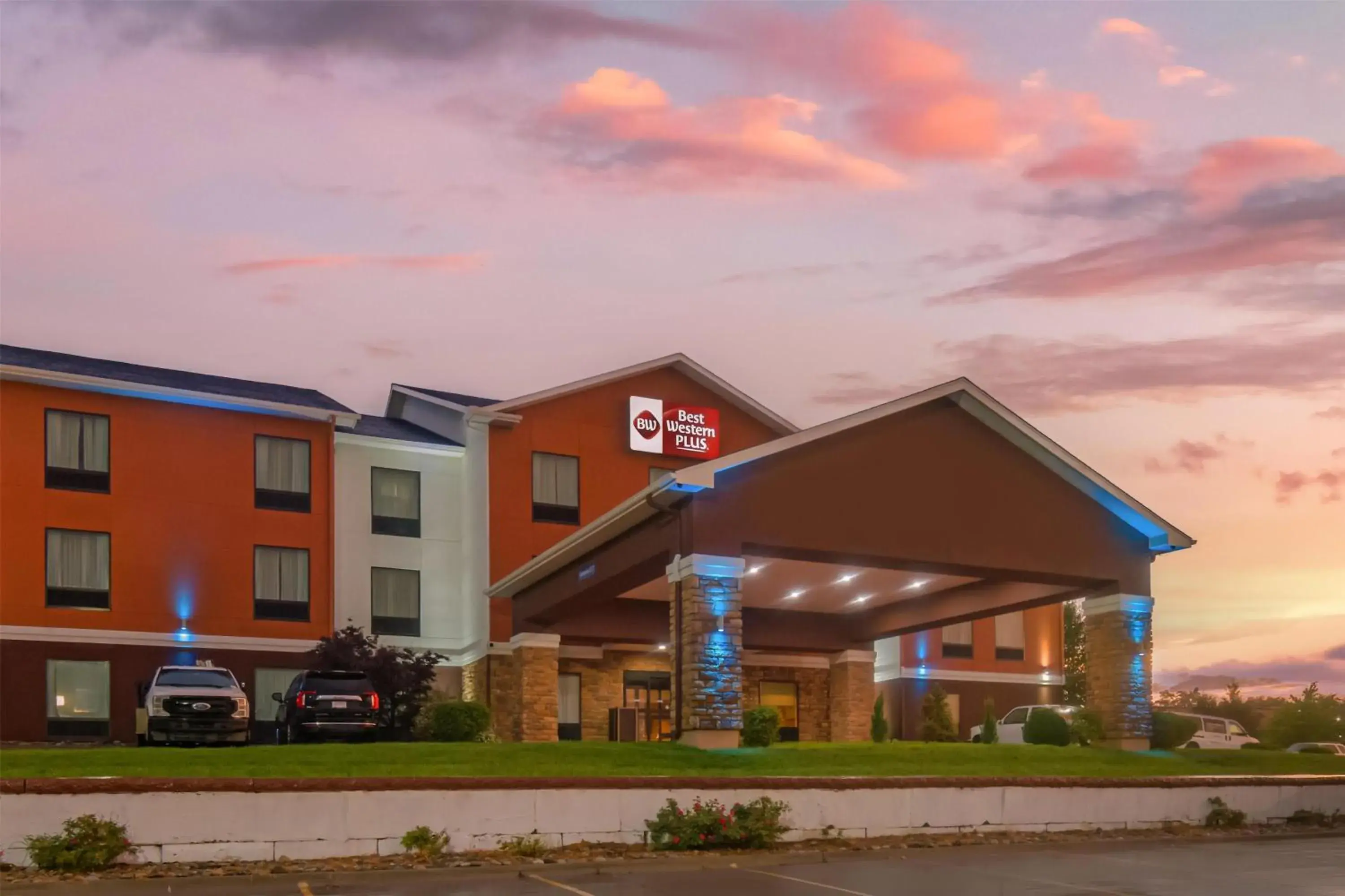 Property building in Best Western Plus Hiawatha Hotel Property building in Best Western Plus Hiawatha Hotel