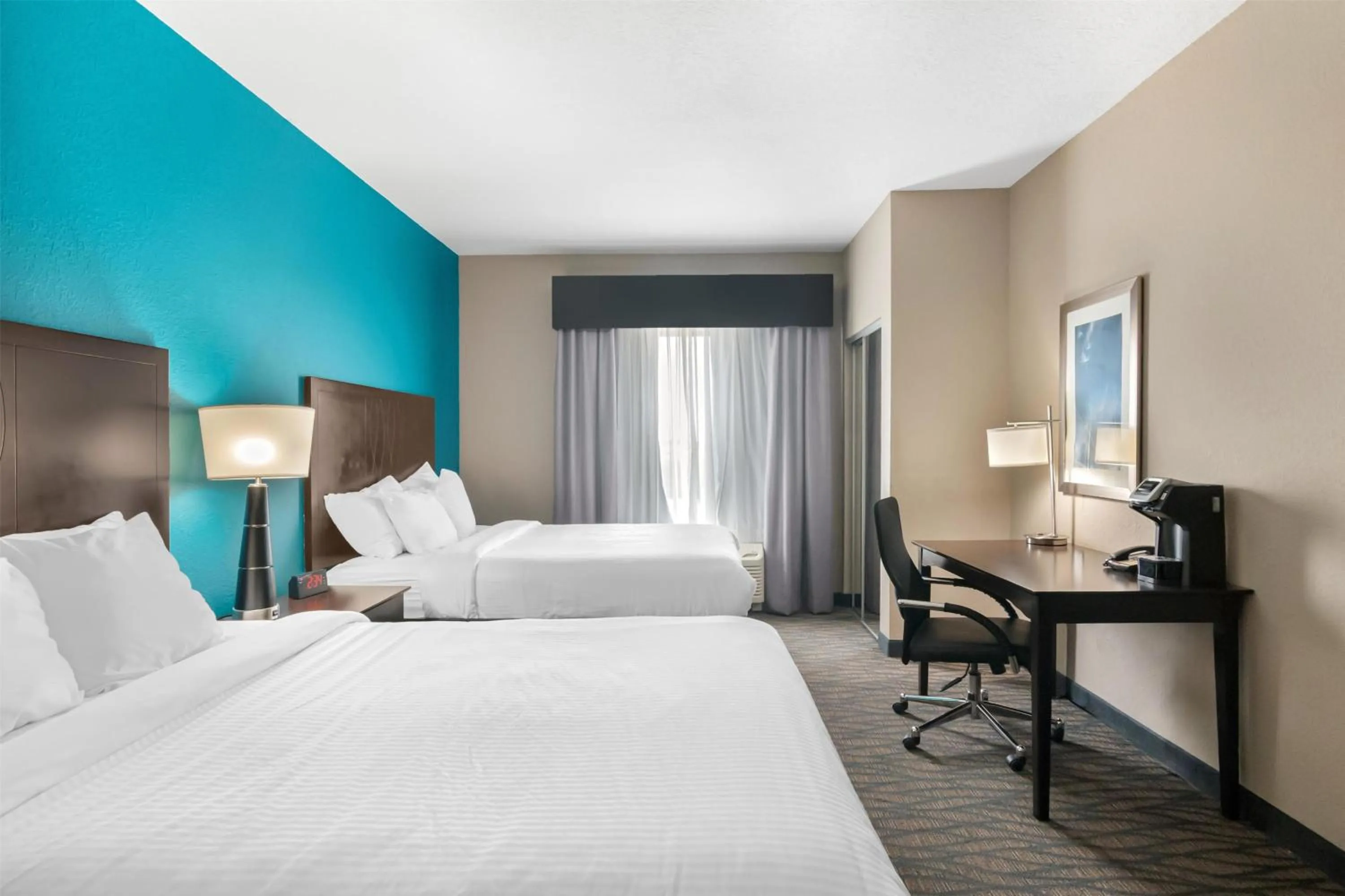 Bedroom, Bed in Best Western Plus Hiawatha Hotel