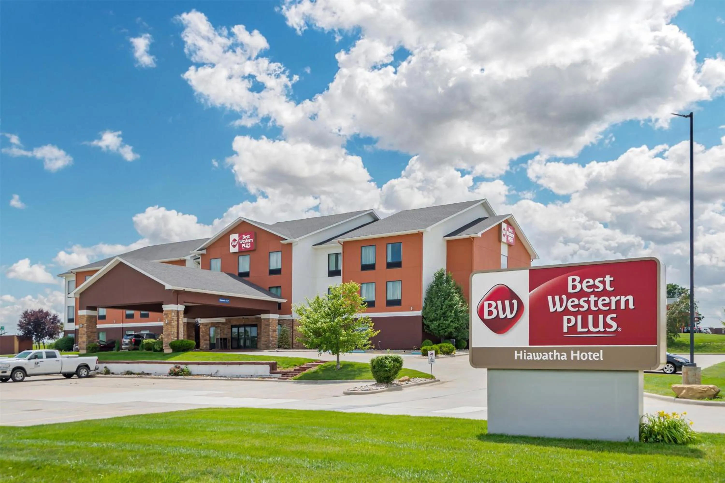 Property building in Best Western Plus Hiawatha Hotel