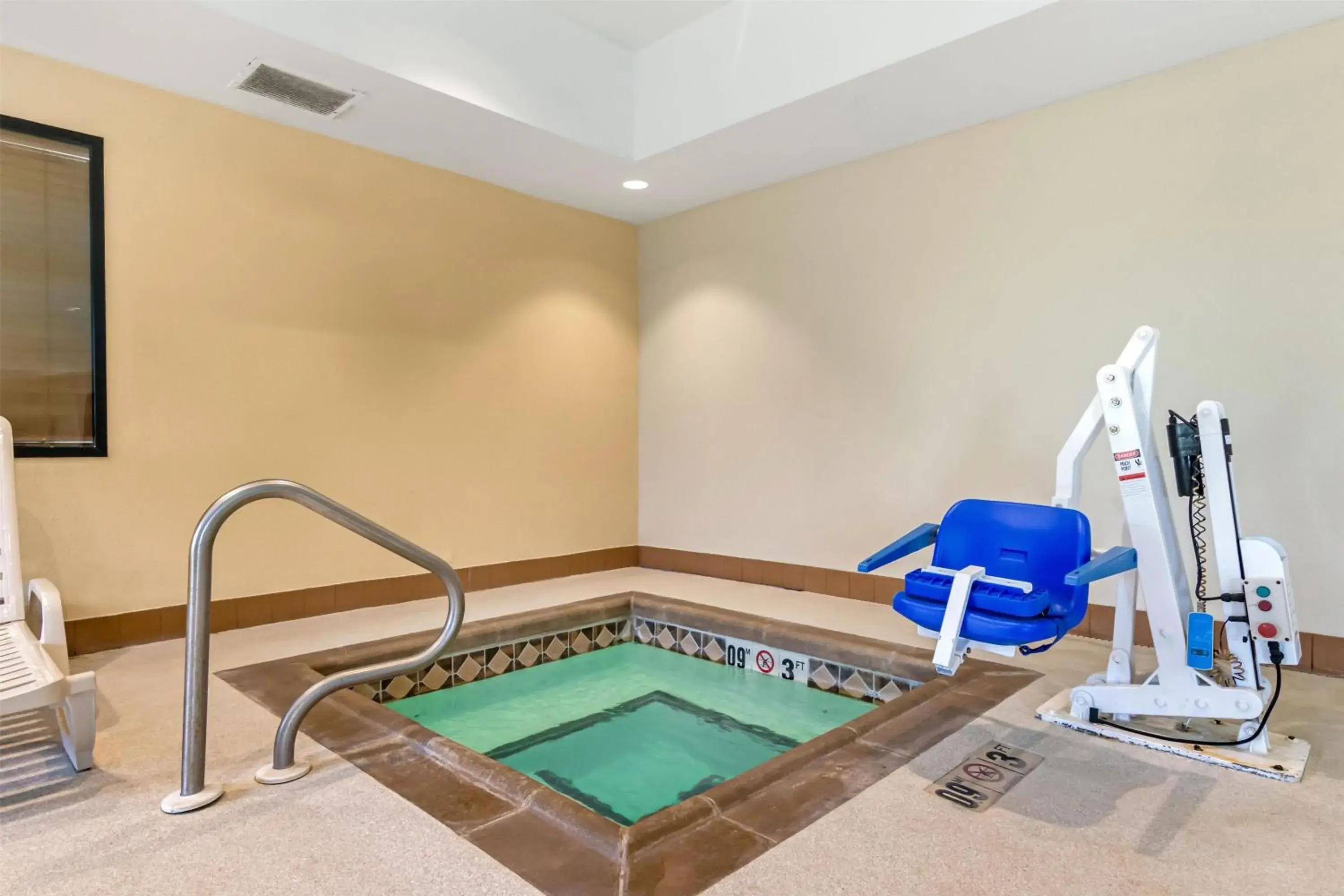 Pool view in Best Western Plus Hiawatha Hotel Pool view in Best Western Plus Hiawatha Hotel