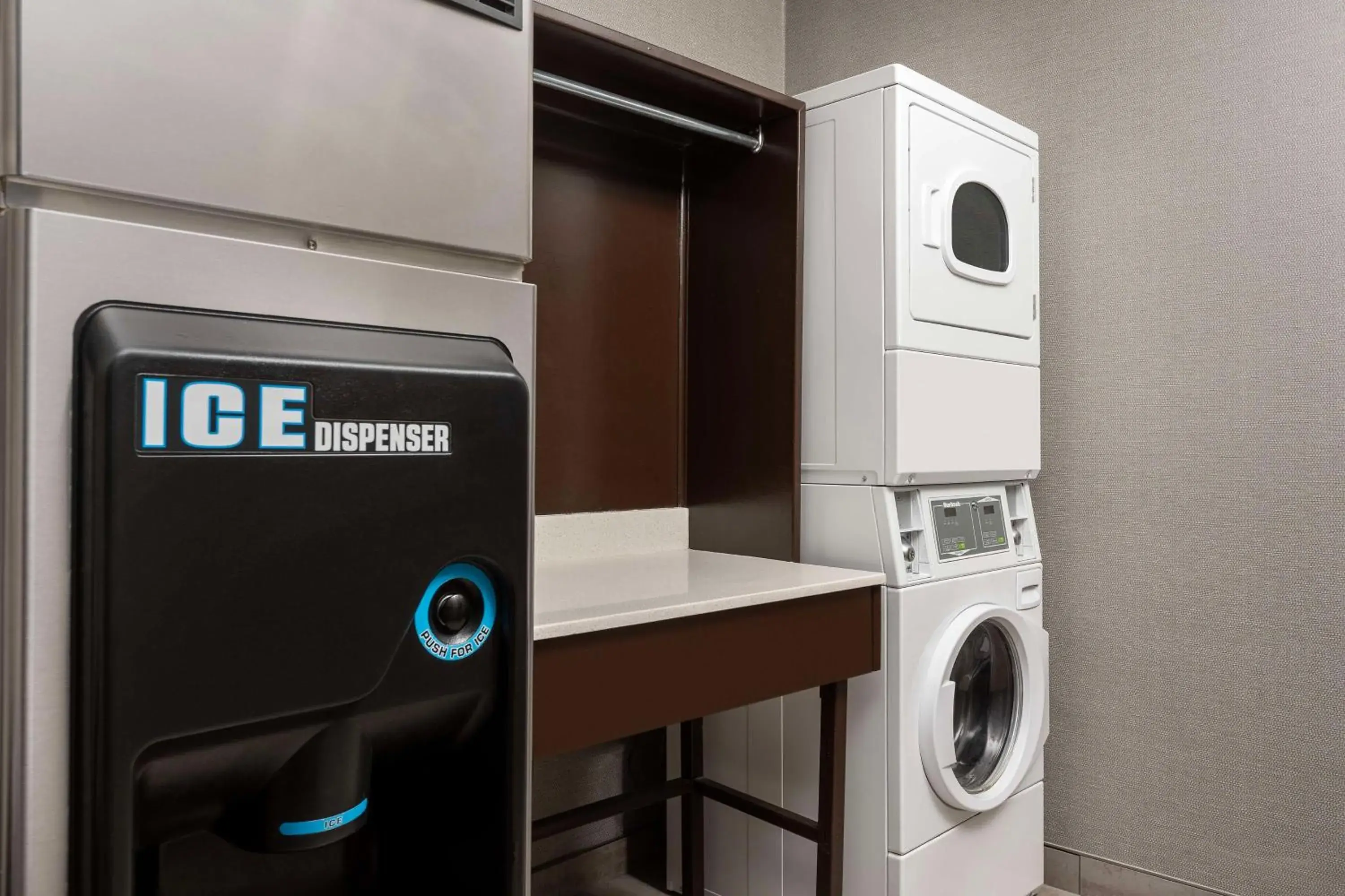 Property building in Hampton Inn & Suites El Paso/East Property building in Hampton Inn & Suites El Paso/East