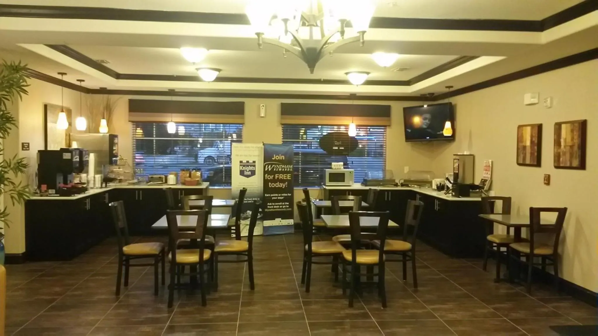 Communal lounge/ TV room in Atria Inn & Suites