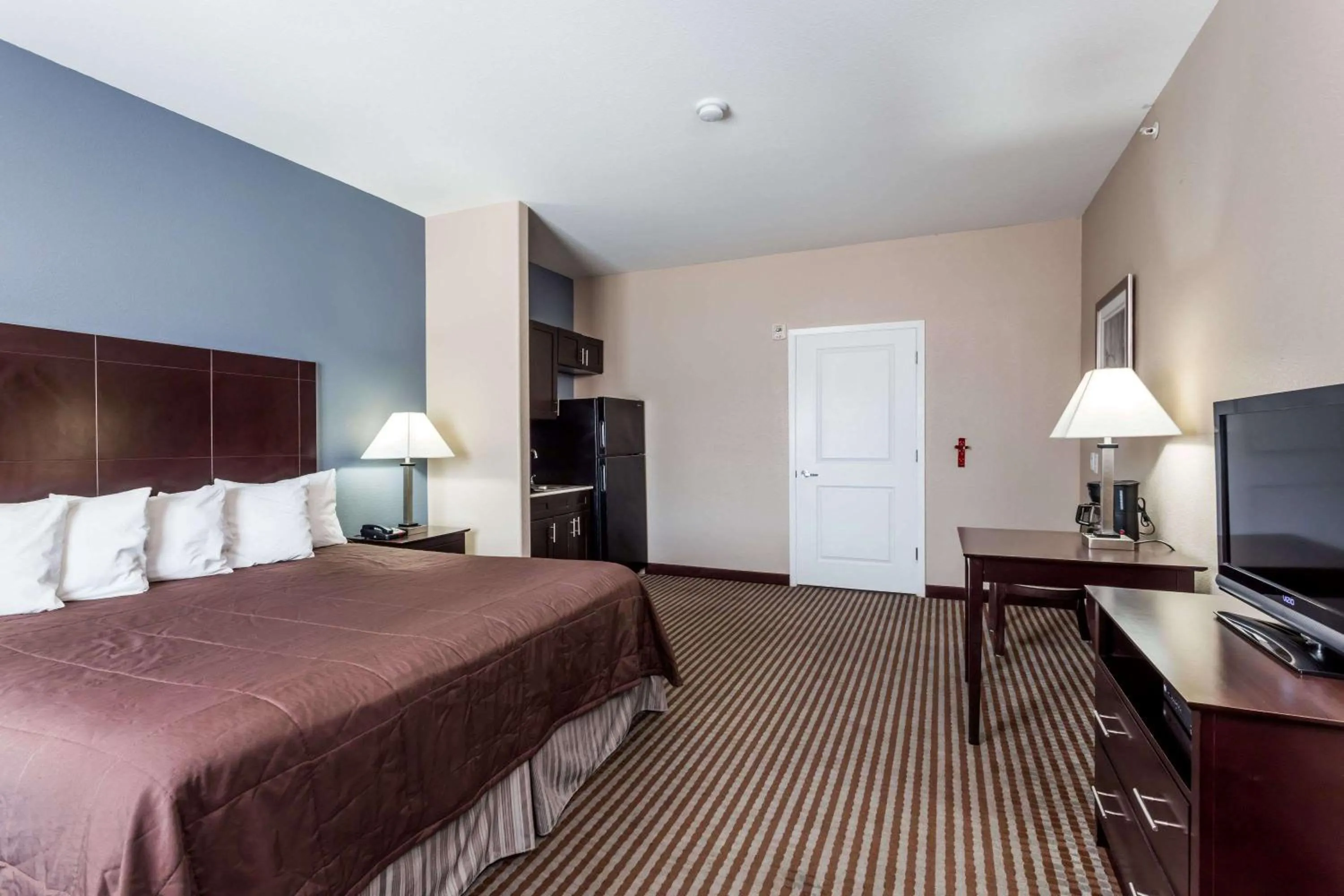Photo of the whole room, Bed in Atria Inn & Suites