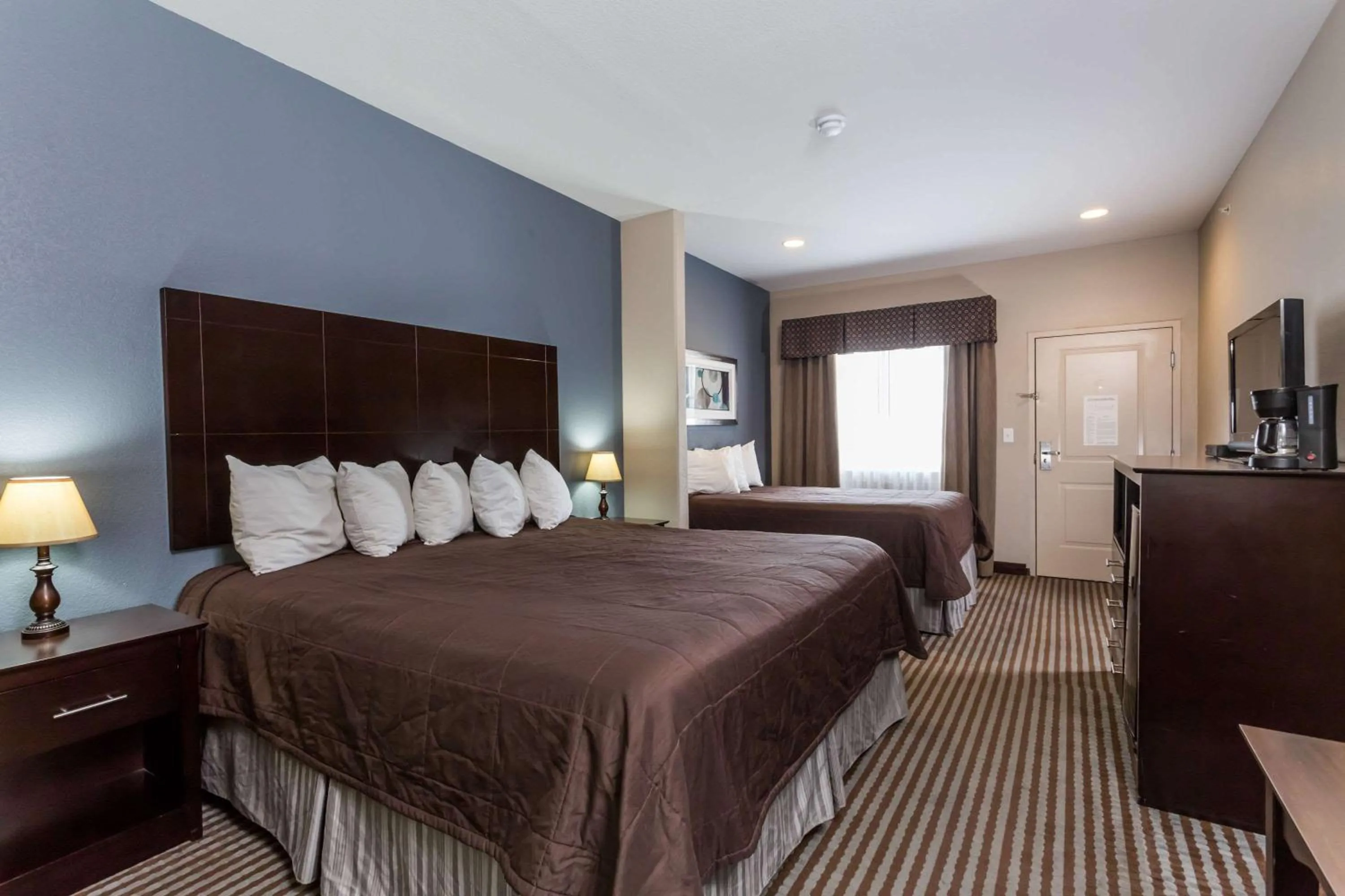 Photo of the whole room, Bed in Atria Inn & Suites
