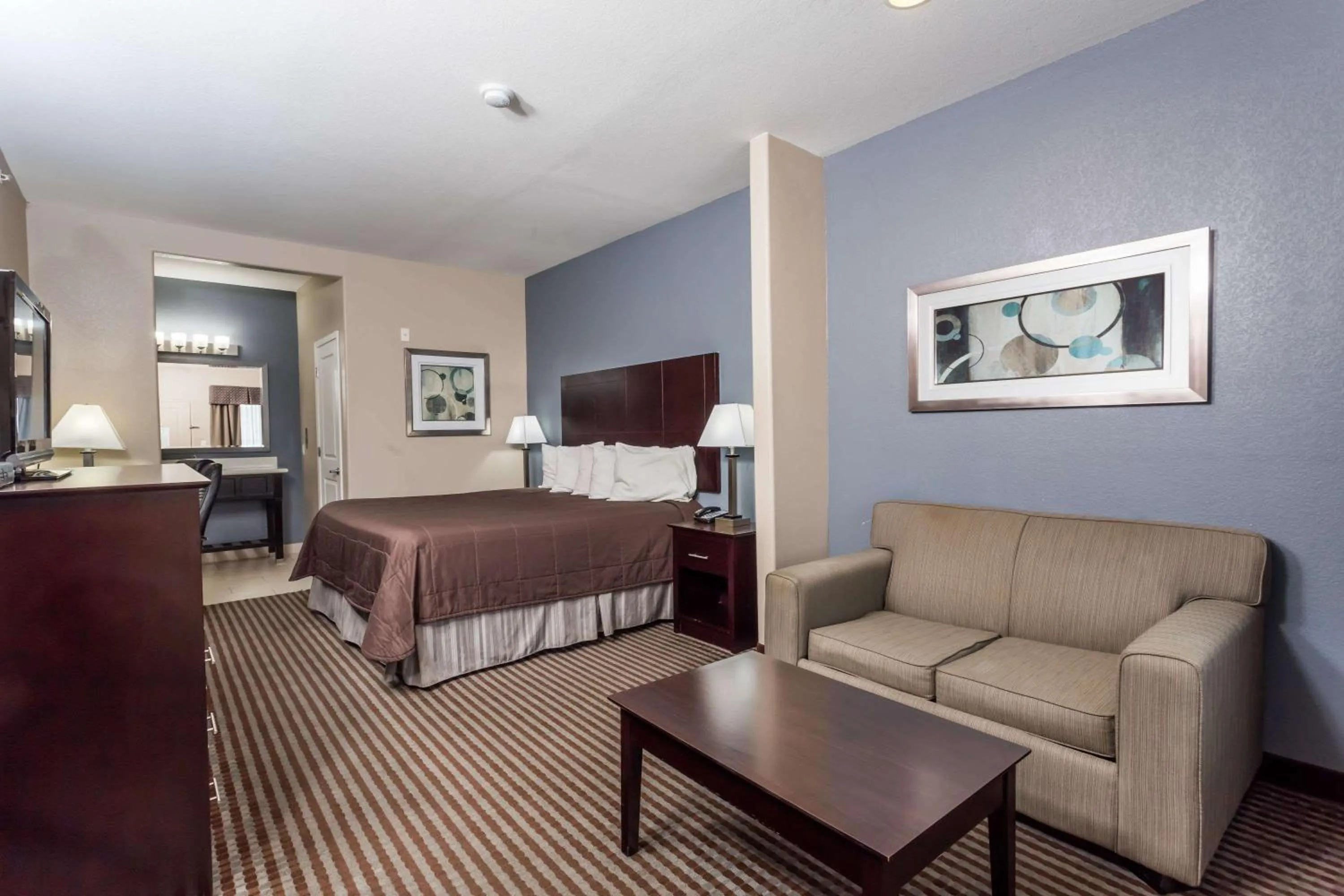 Photo of the whole room, Bed in Atria Inn & Suites