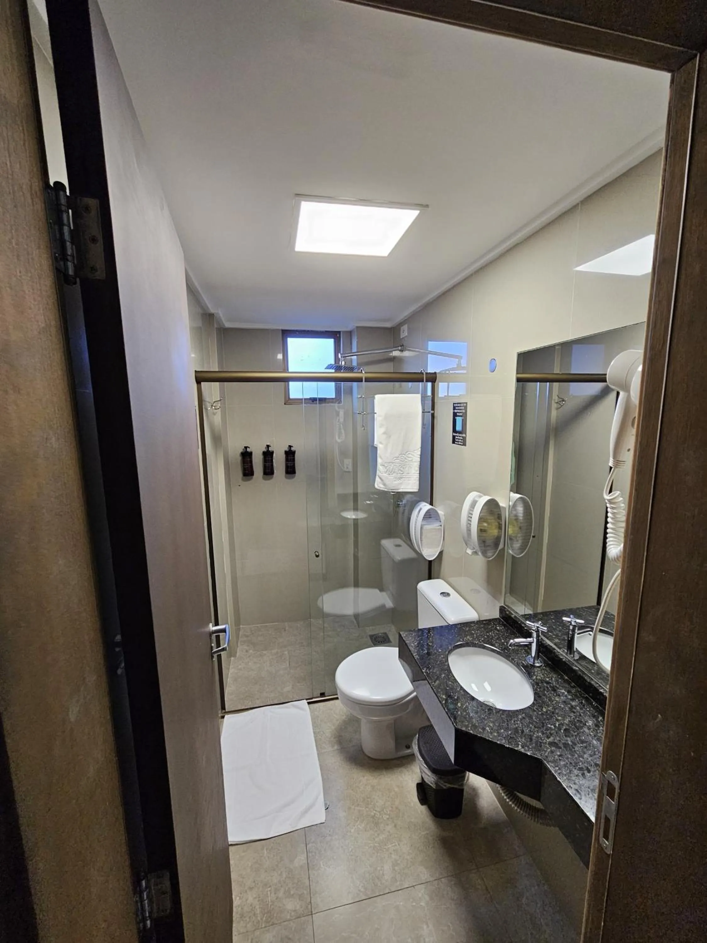 Shower in Master Gold Hotel Express