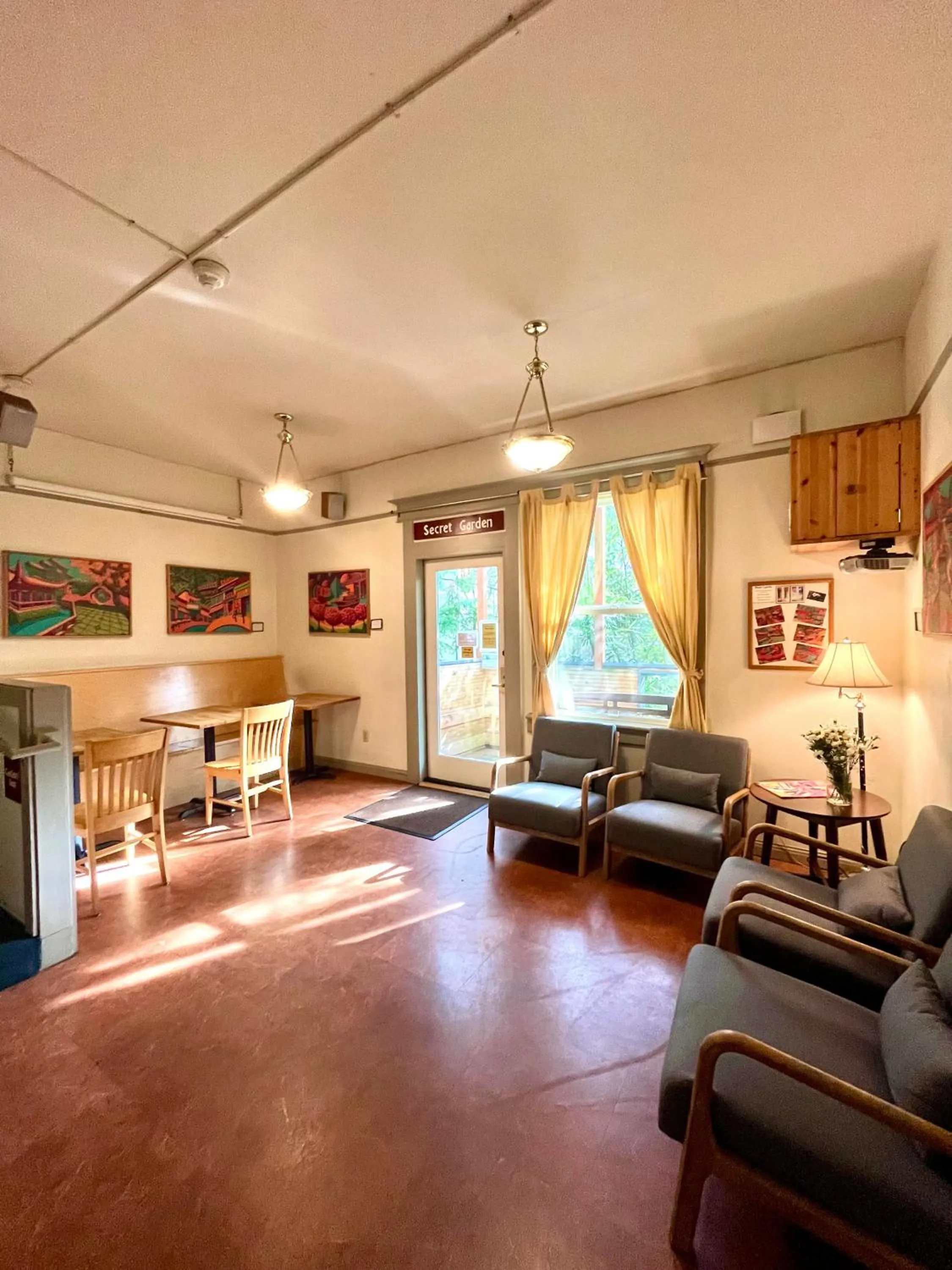 Communal lounge/ TV room in Northwest Portland Hostel