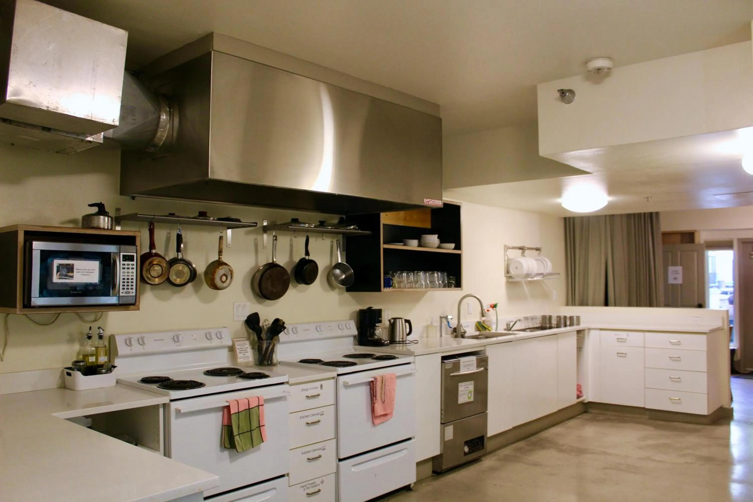 Kitchen or kitchenette in Northwest Portland Hostel
