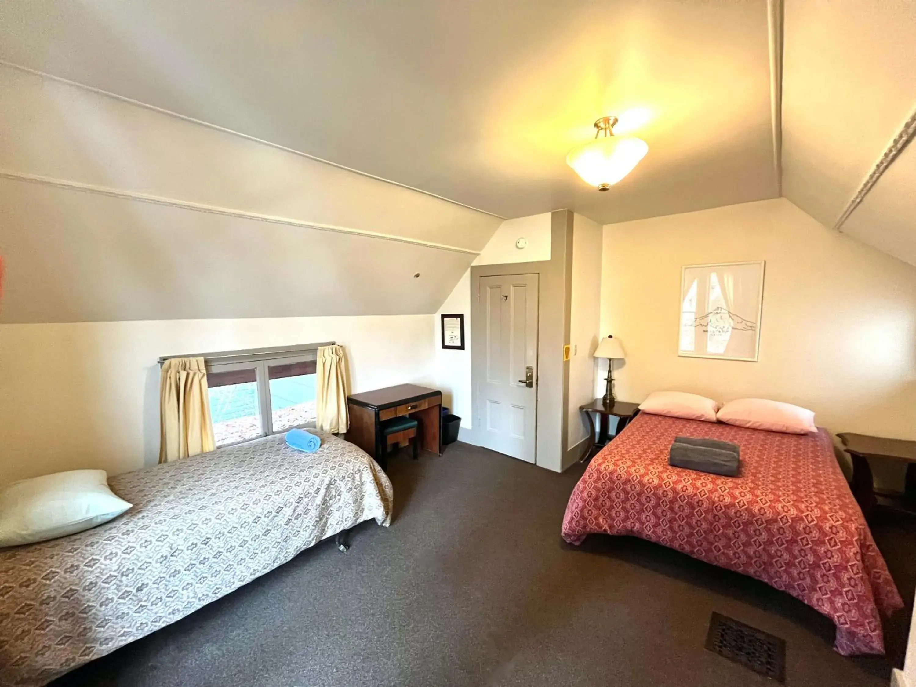 Deluxe Double Room with Shared Bathroom in Northwest Portland Hostel Deluxe Double Room with Shared Bathroom in Northwest Portland Hostel