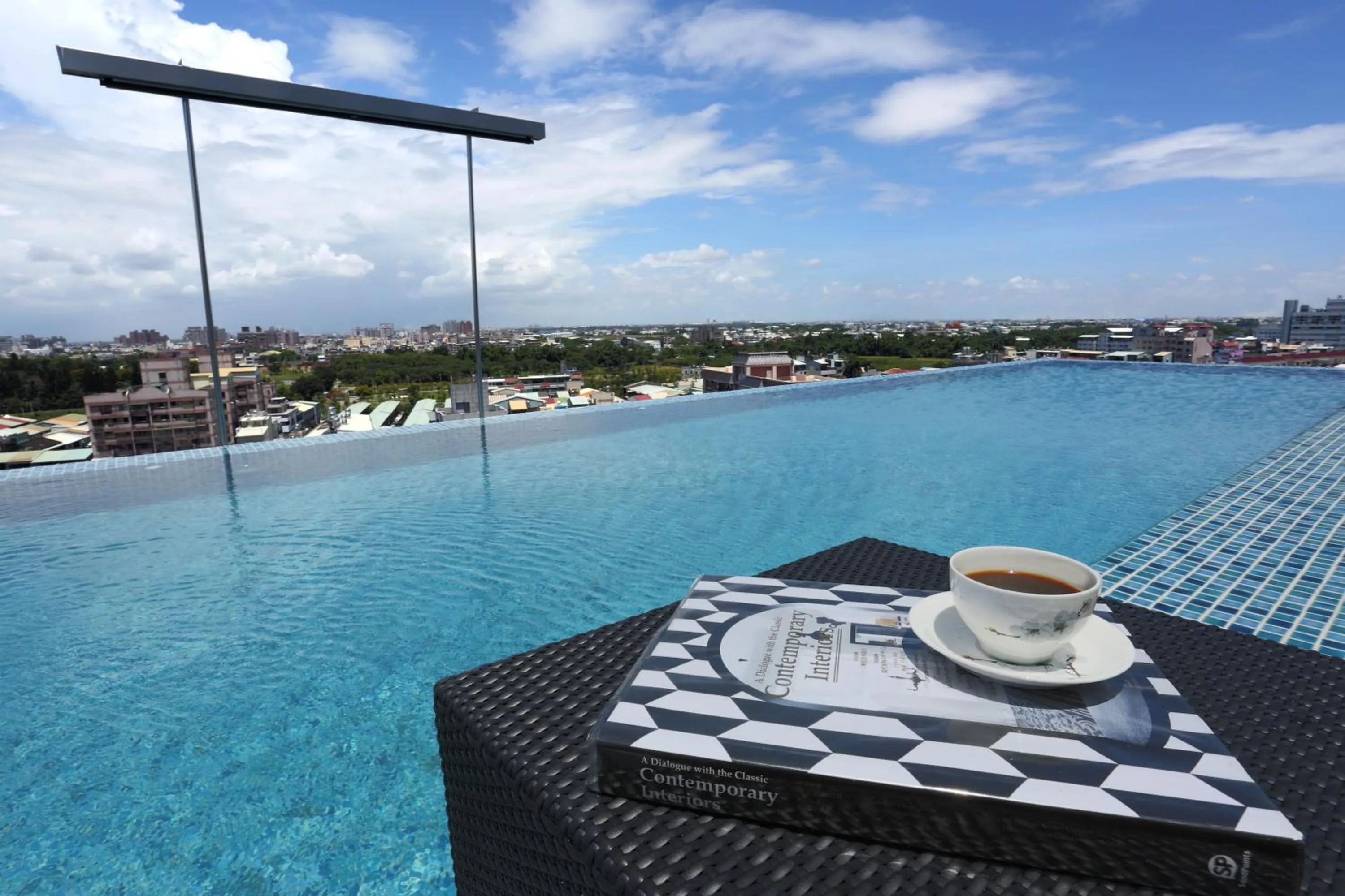 Swimming pool in Hotel Day Plus Teascape