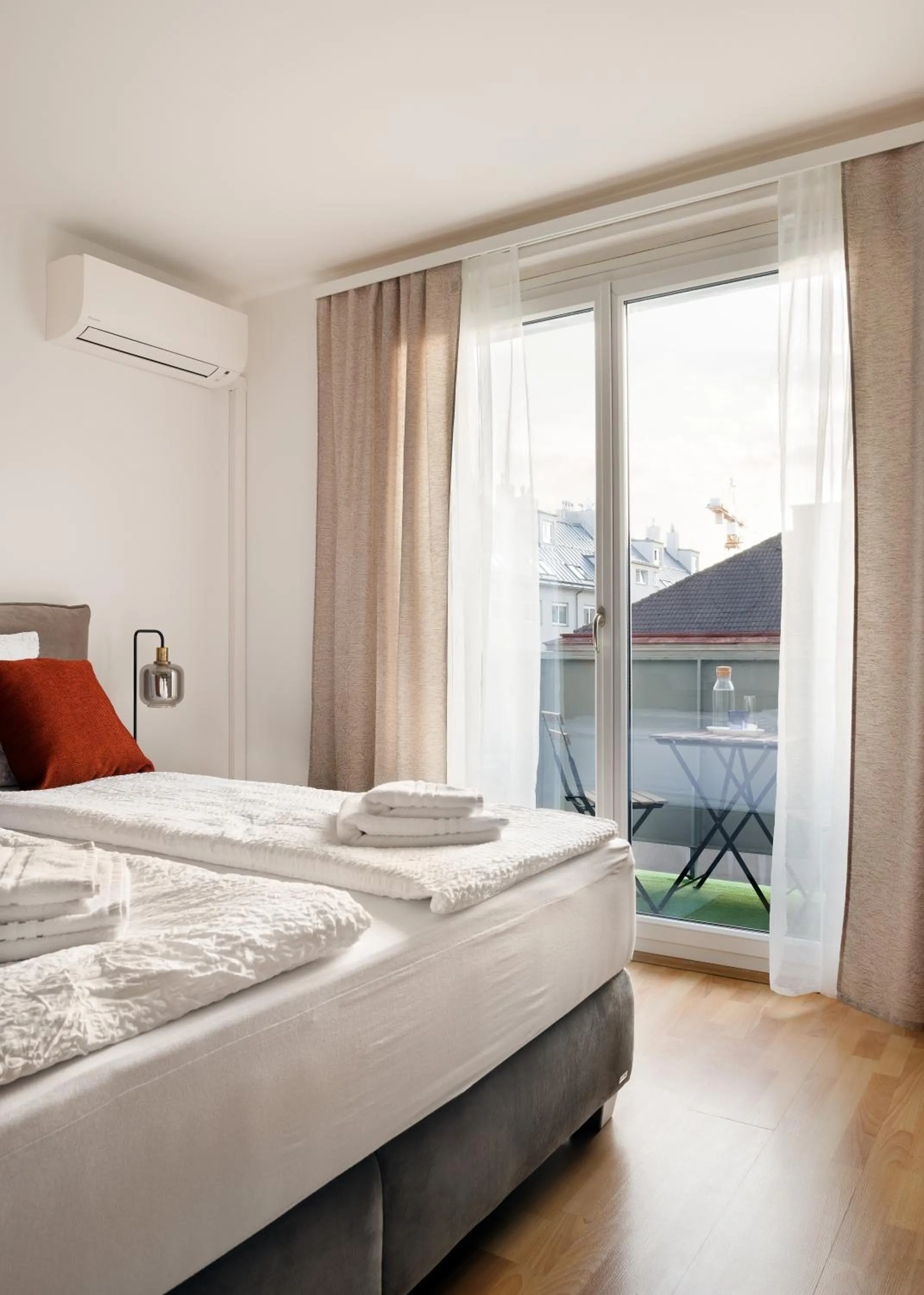Balcony/Terrace, Bed in NEU! Apartment mit Klimaanlage, nahe Hauptbahnhof