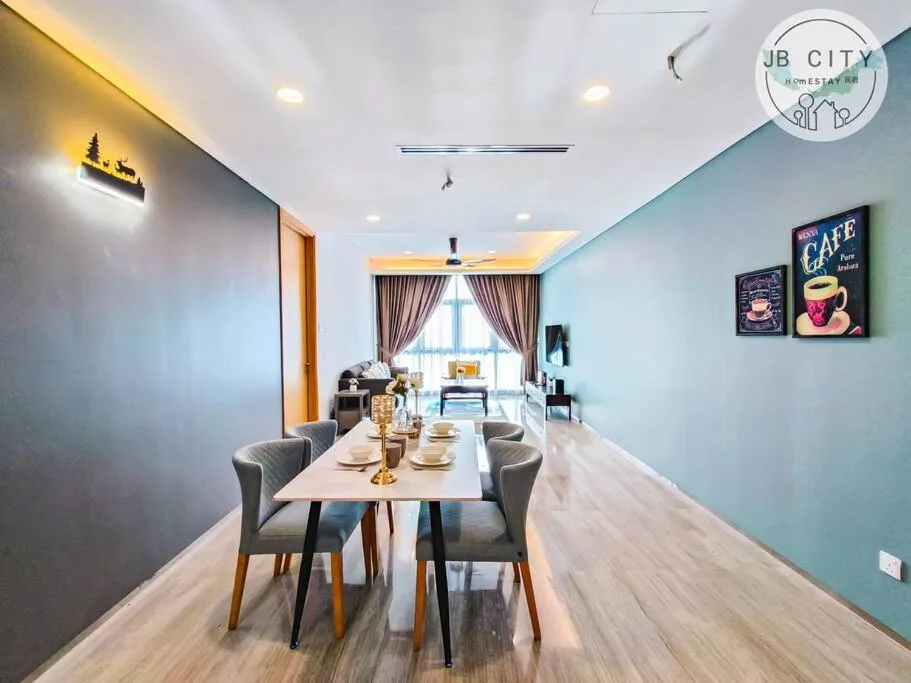 Dining area in Pine Tree Suites by RR JBcity