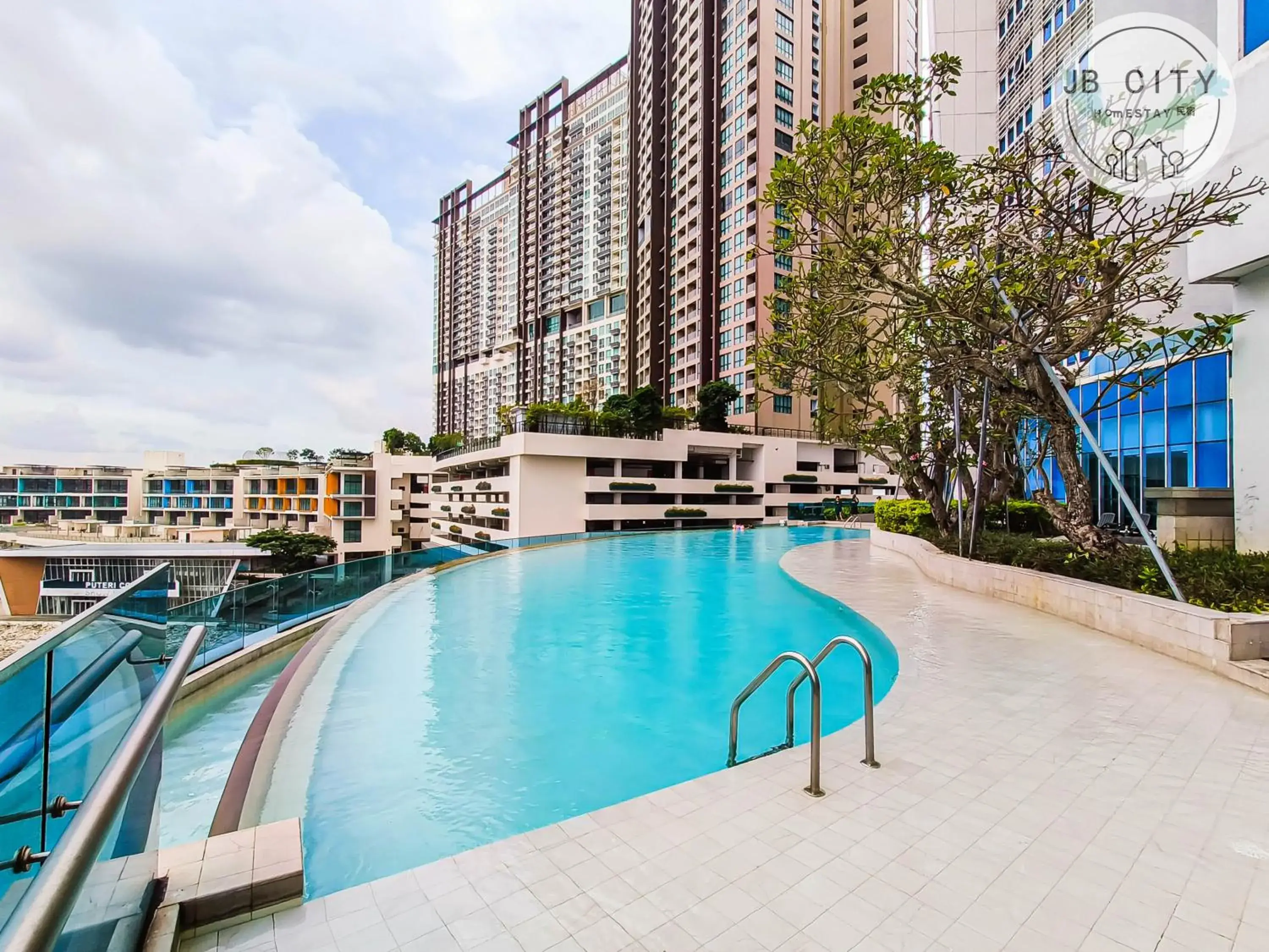 Pool view in Pine Tree Suites by RR JBcity Pool view in Pine Tree Suites by RR JBcity