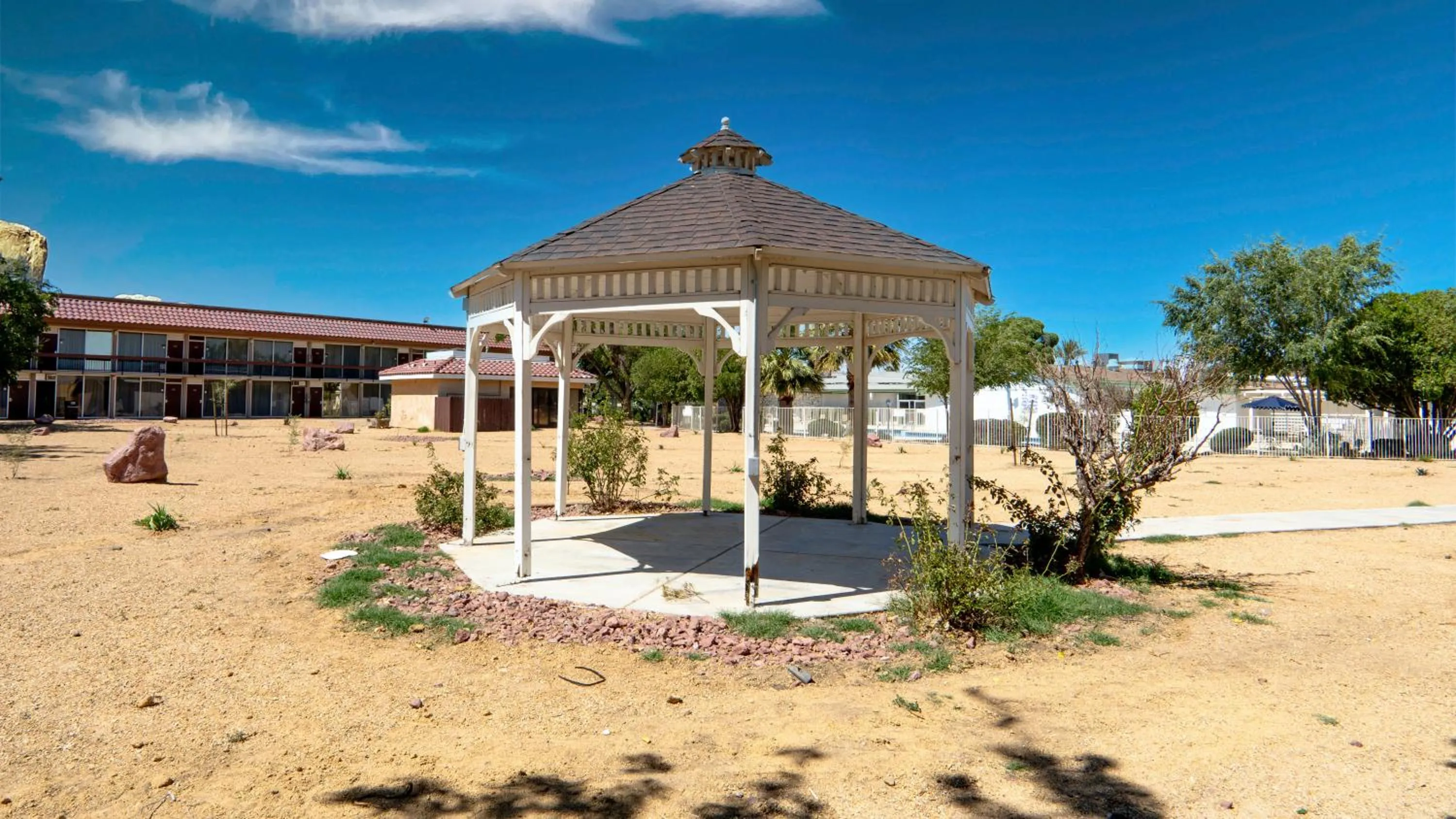 Garden in Motel 6 Victorville, CA - Civic Center - Route 66