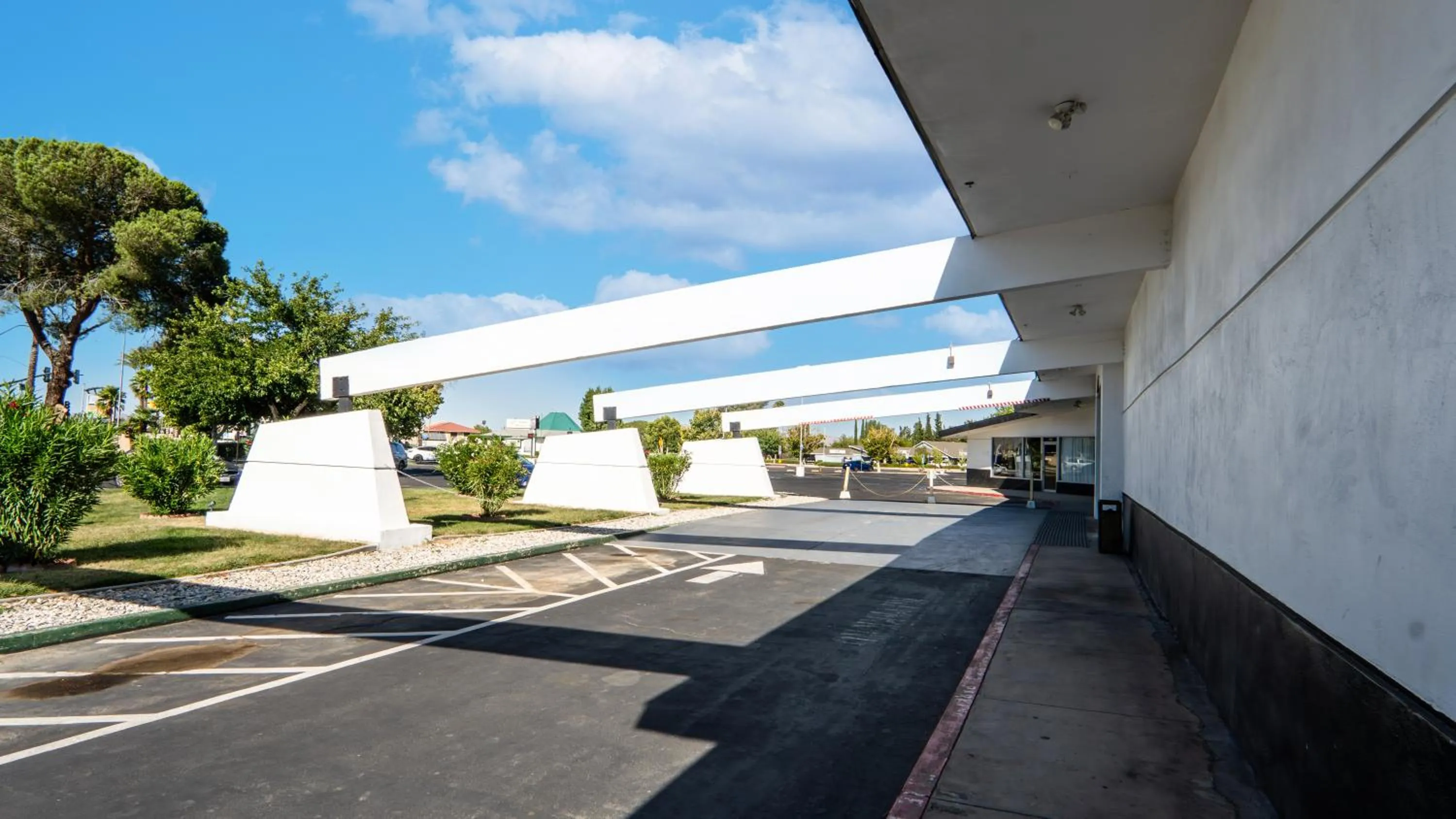 Property building in Motel 6 Victorville, CA - Civic Center - Route 66