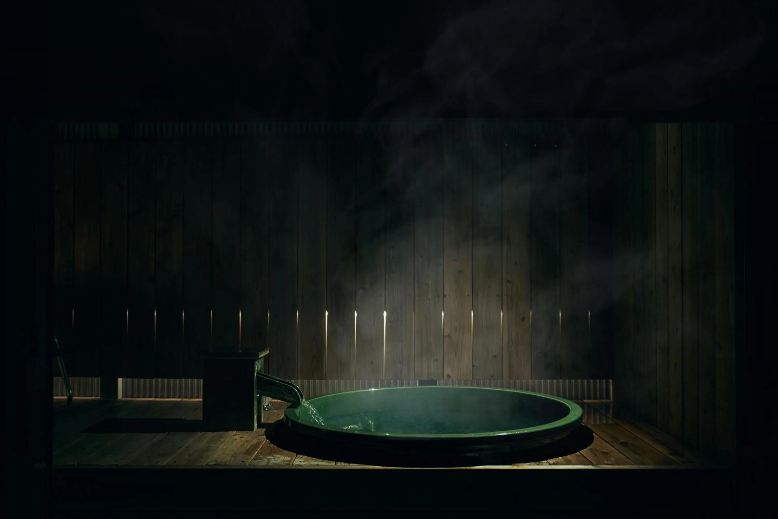 Hot Tub in BLANC FUJI