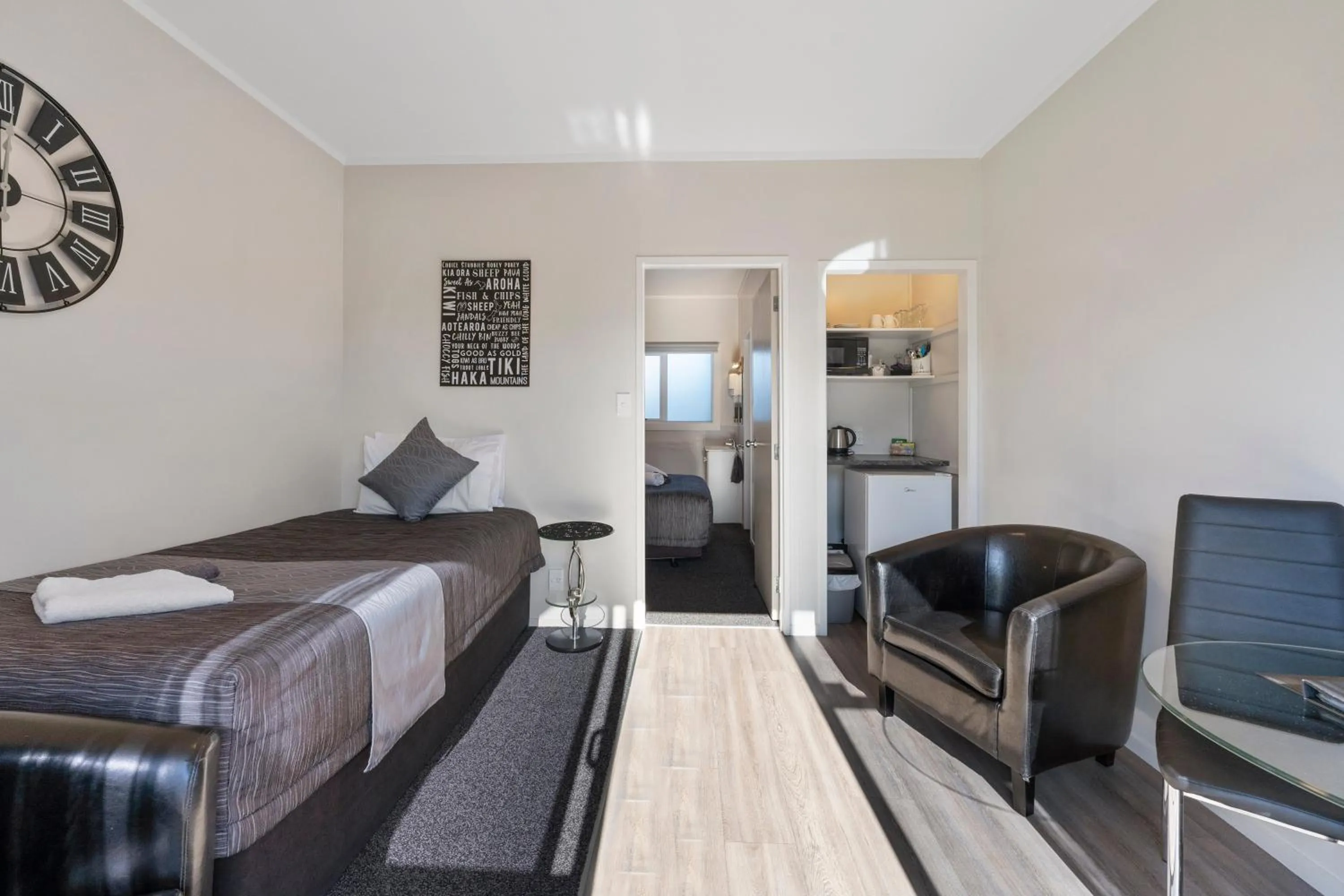 Kitchen or kitchenette, Bed in Central Inn Taupo