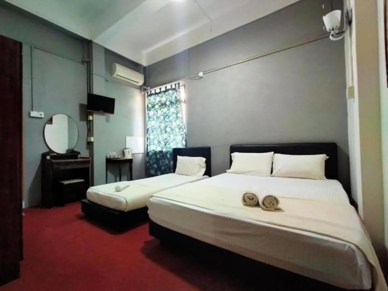 Photo of the whole room, Bed in Rz Gold Hotel Official Account