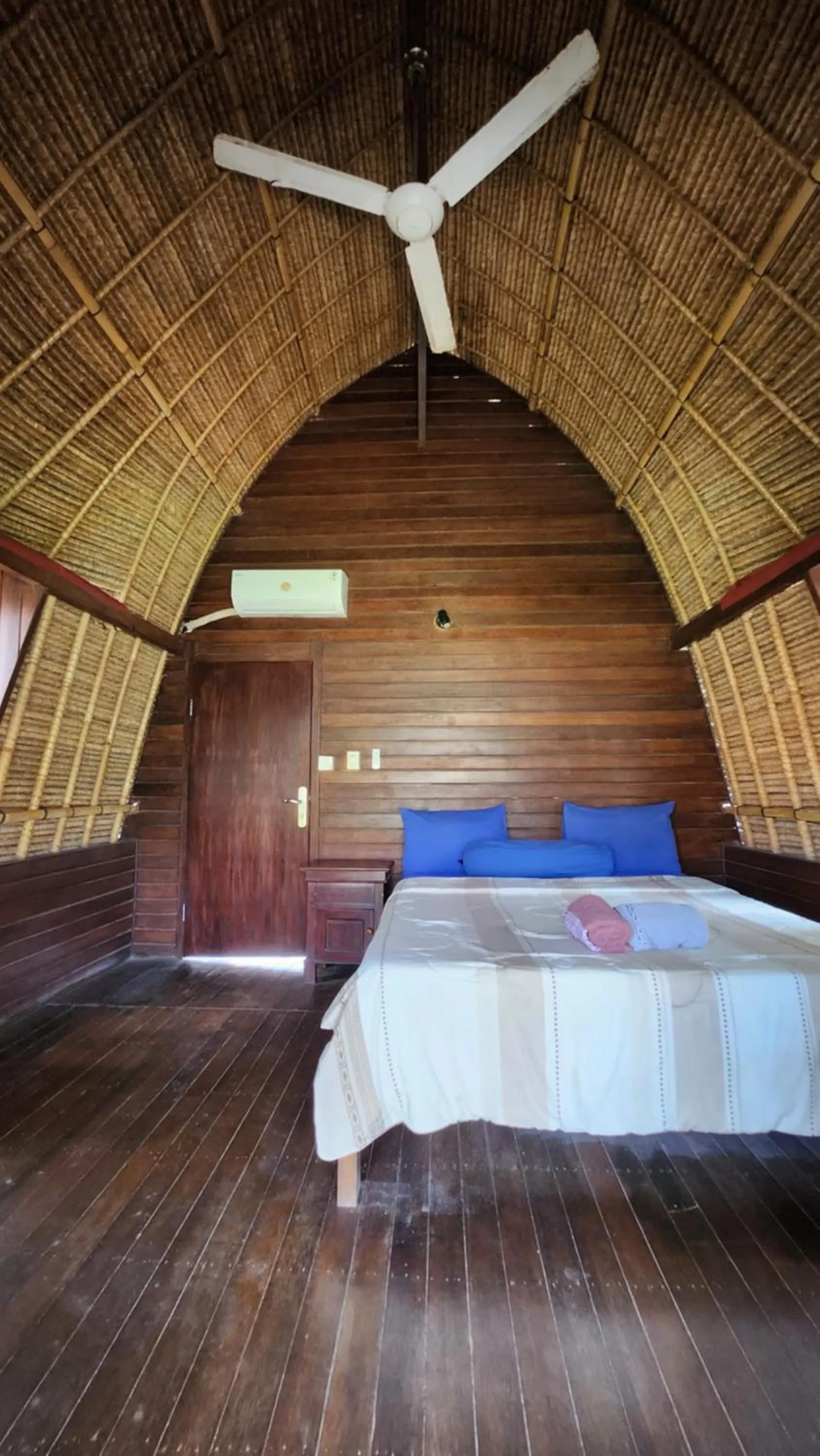 Photo of the whole room, Bed in Suka Beach Bungalow