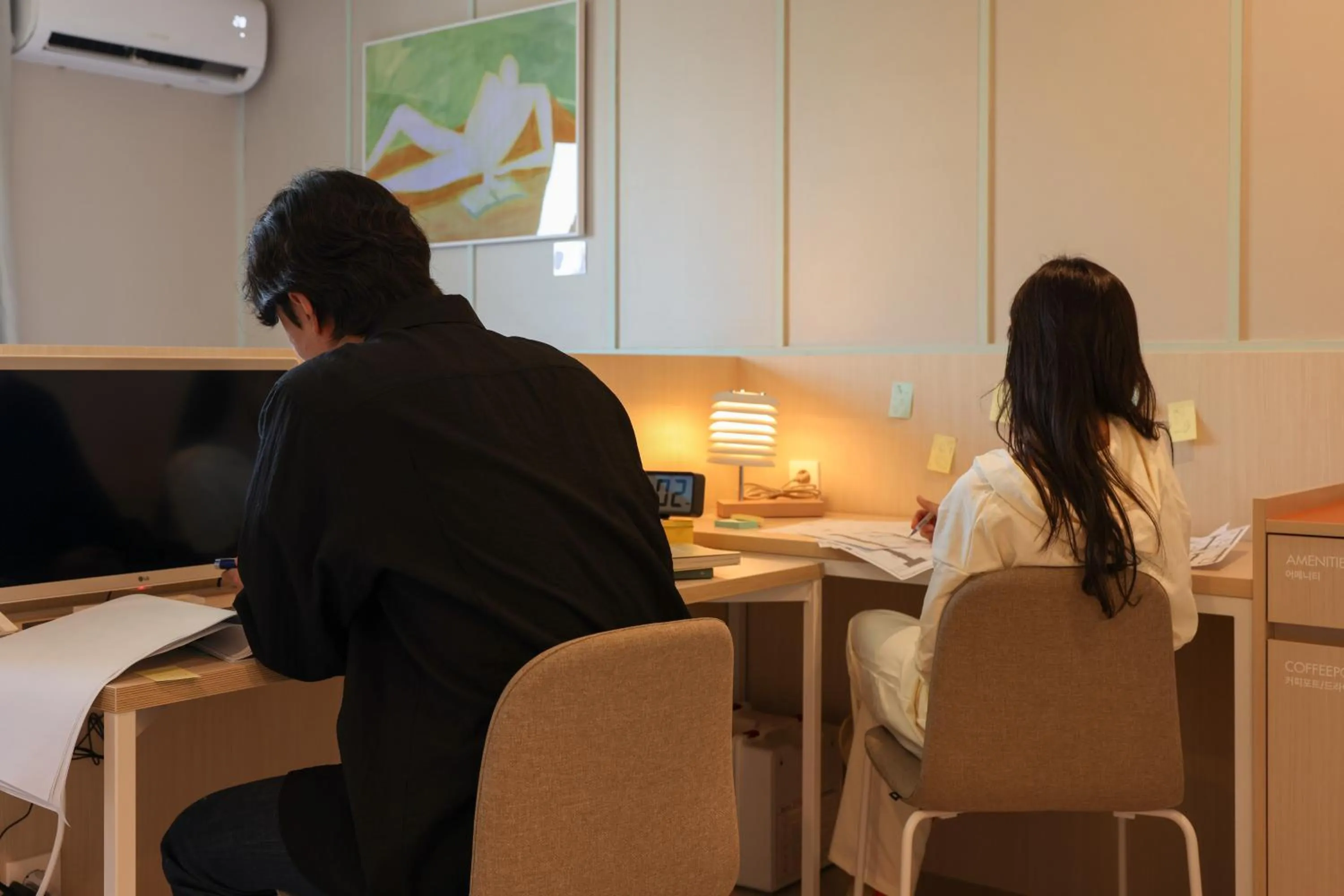 Seating area in Workers Hotel Ansan by Aank