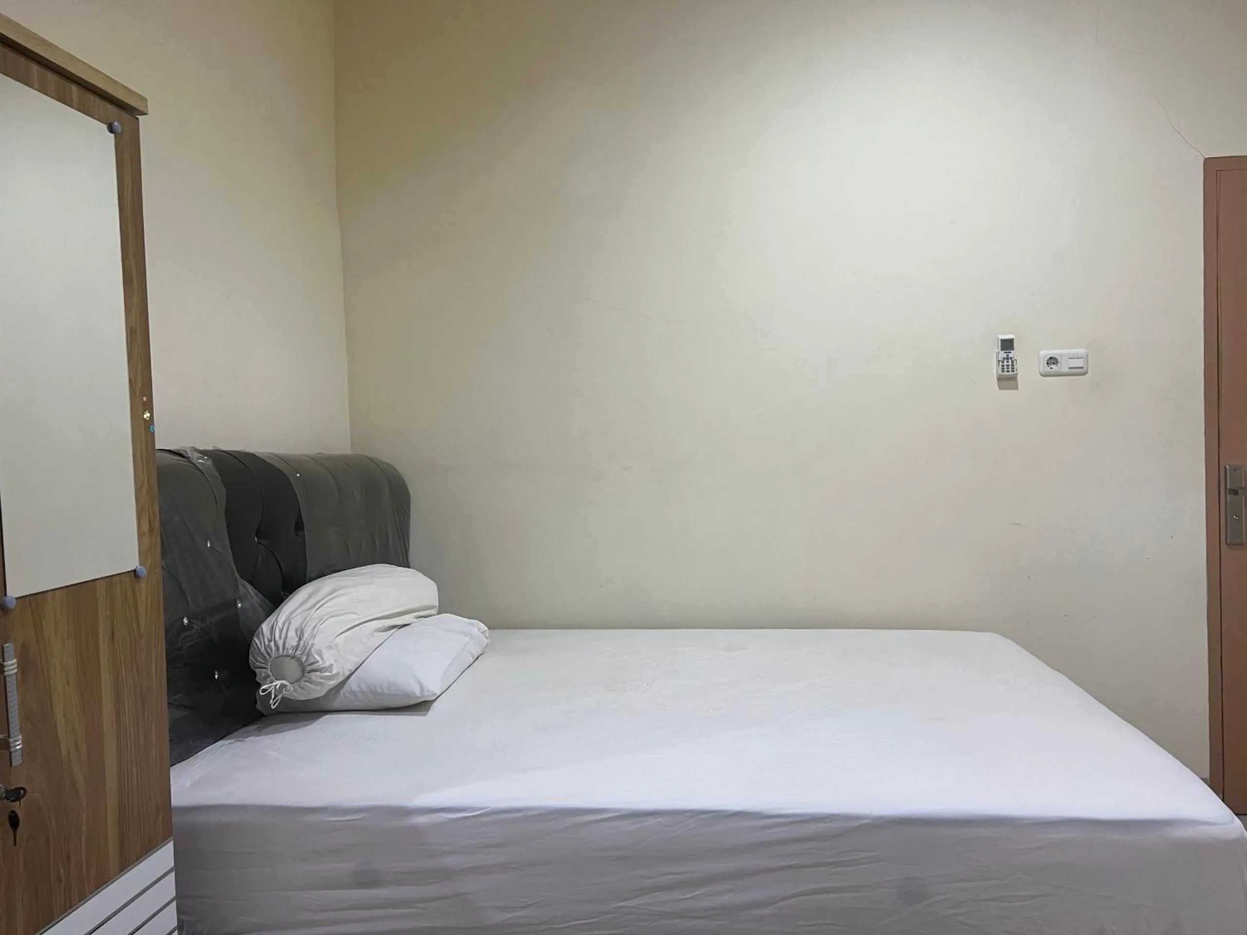 Bedroom, Bed in Hotel O Wisma Aliyah Near Sidrap