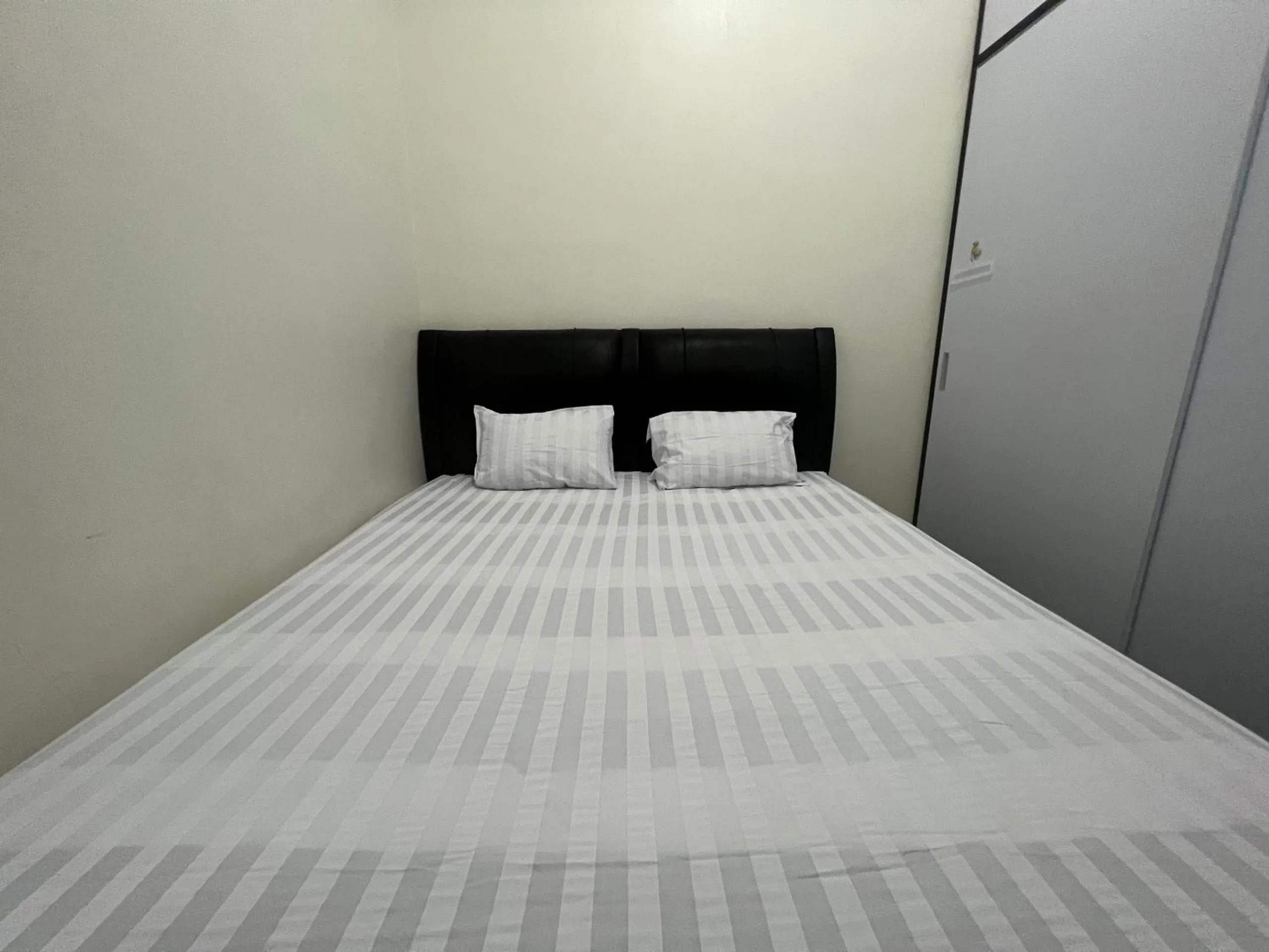 Bedroom, Bed in Hotel O Wisma Aliyah Near Sidrap