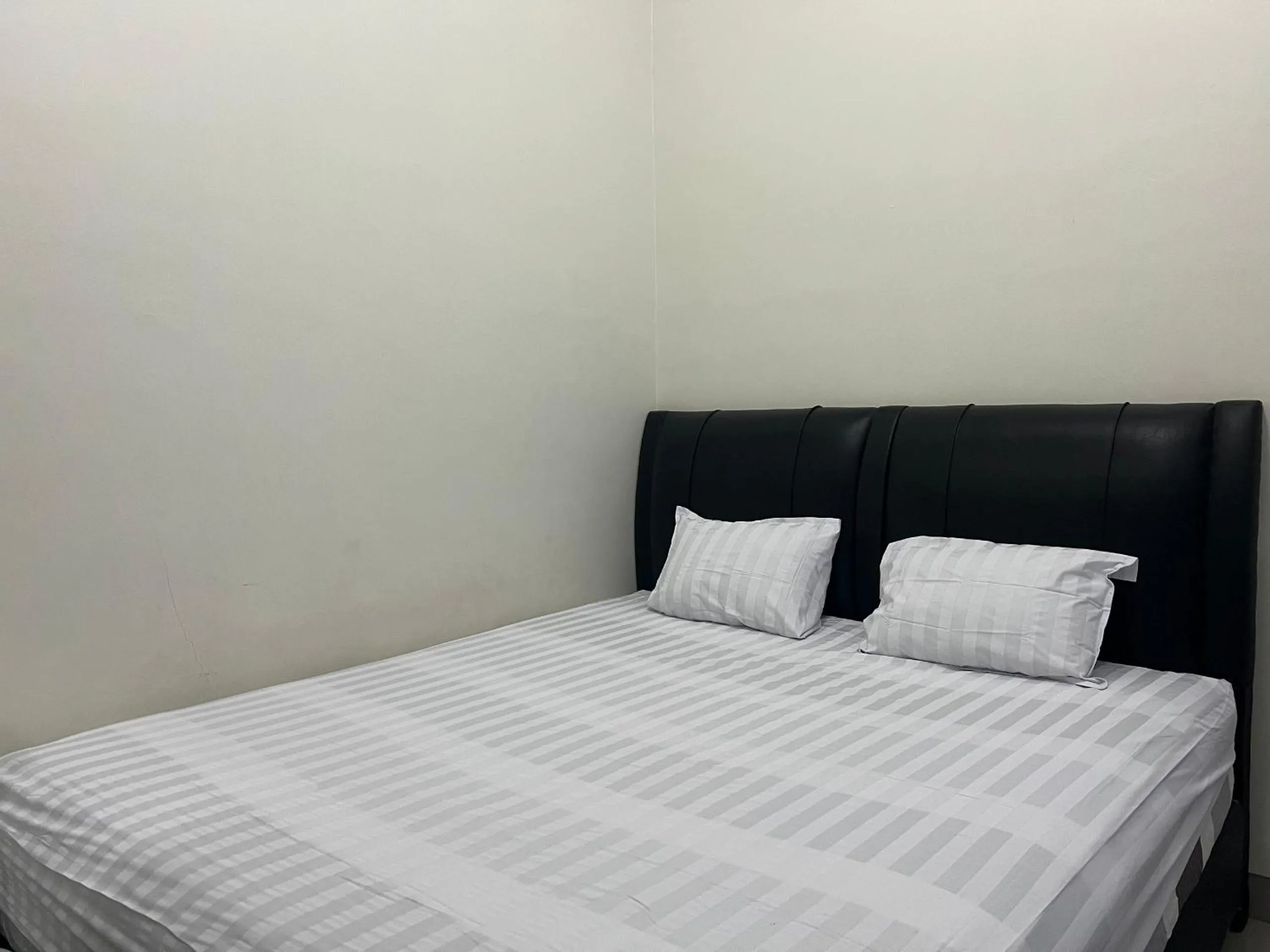 Bedroom, Bed in Hotel O Wisma Aliyah Near Sidrap