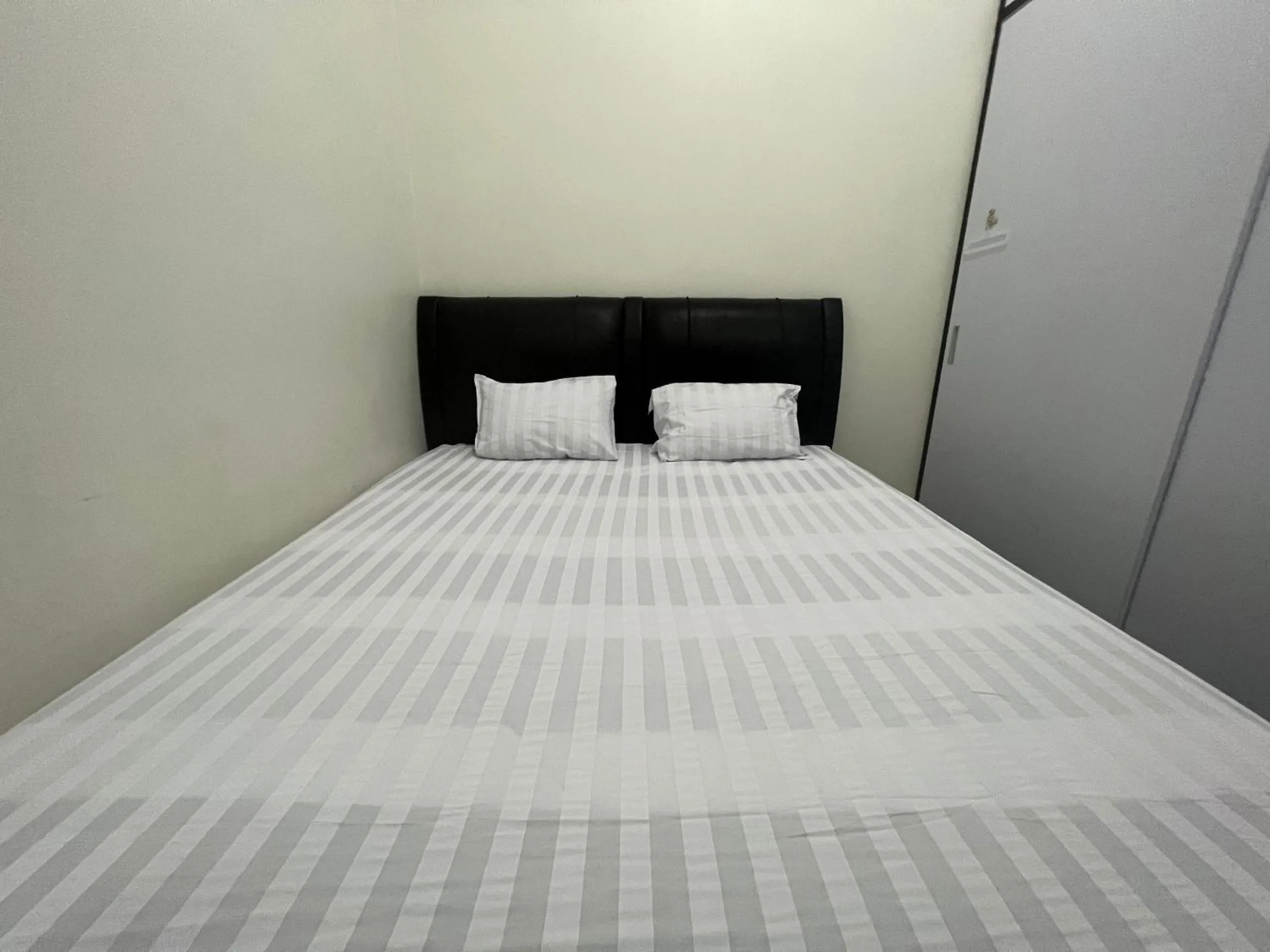 Bedroom, Bed in Hotel O Wisma Aliyah Near Sidrap