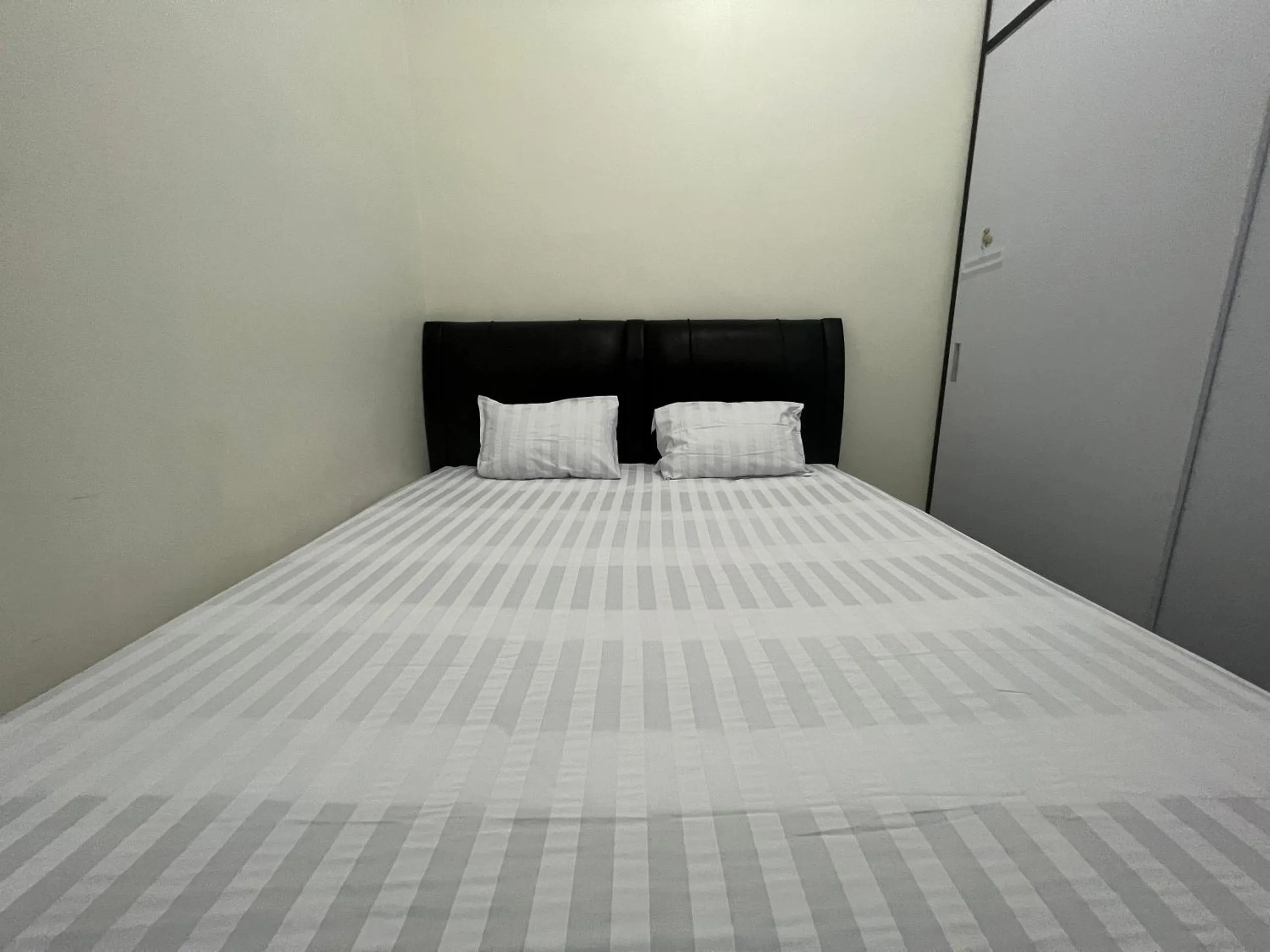 Bedroom, Bed in Hotel O Wisma Aliyah Near Sidrap