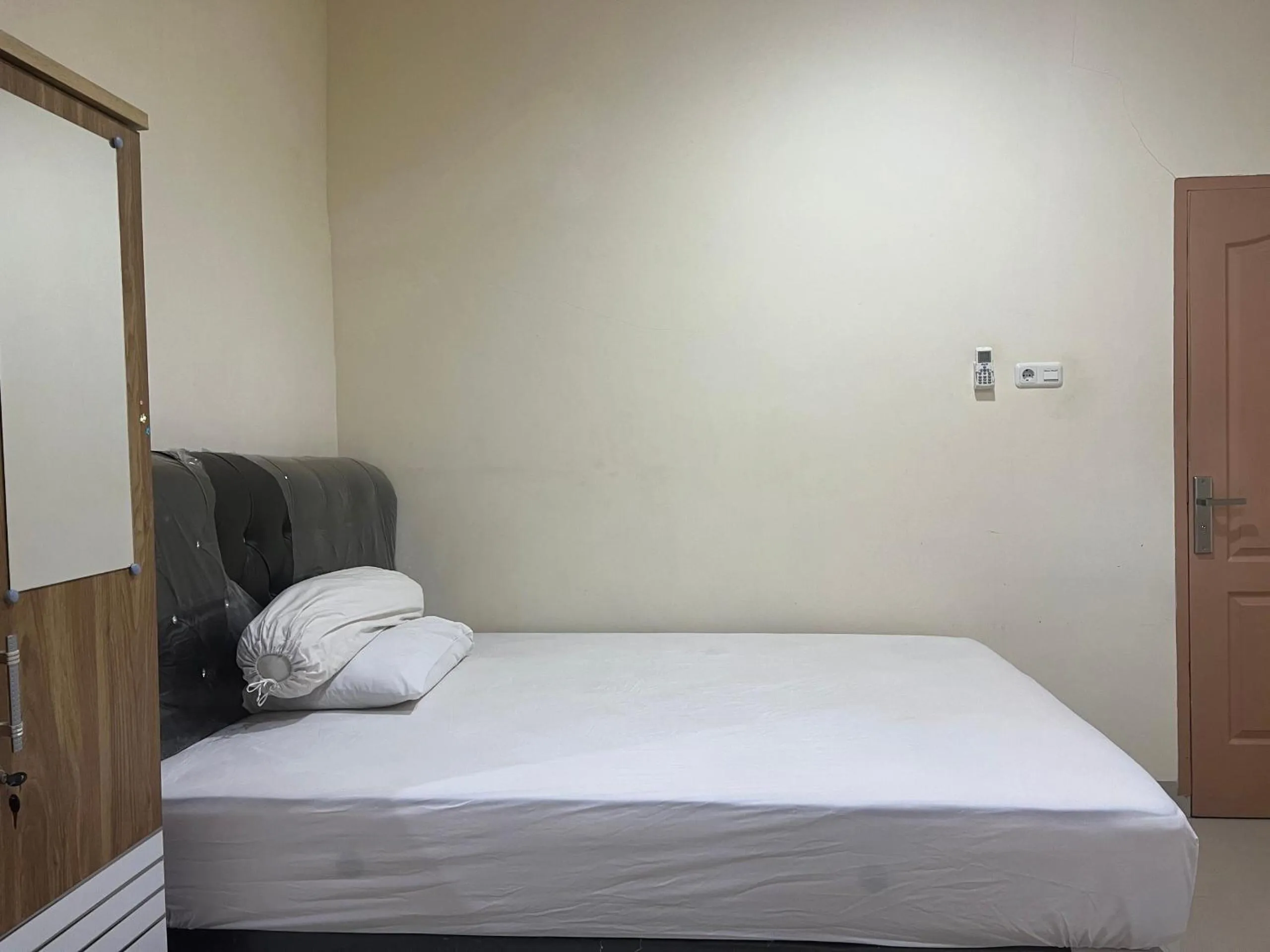 Bedroom, Bed in Hotel O Wisma Aliyah Near Sidrap