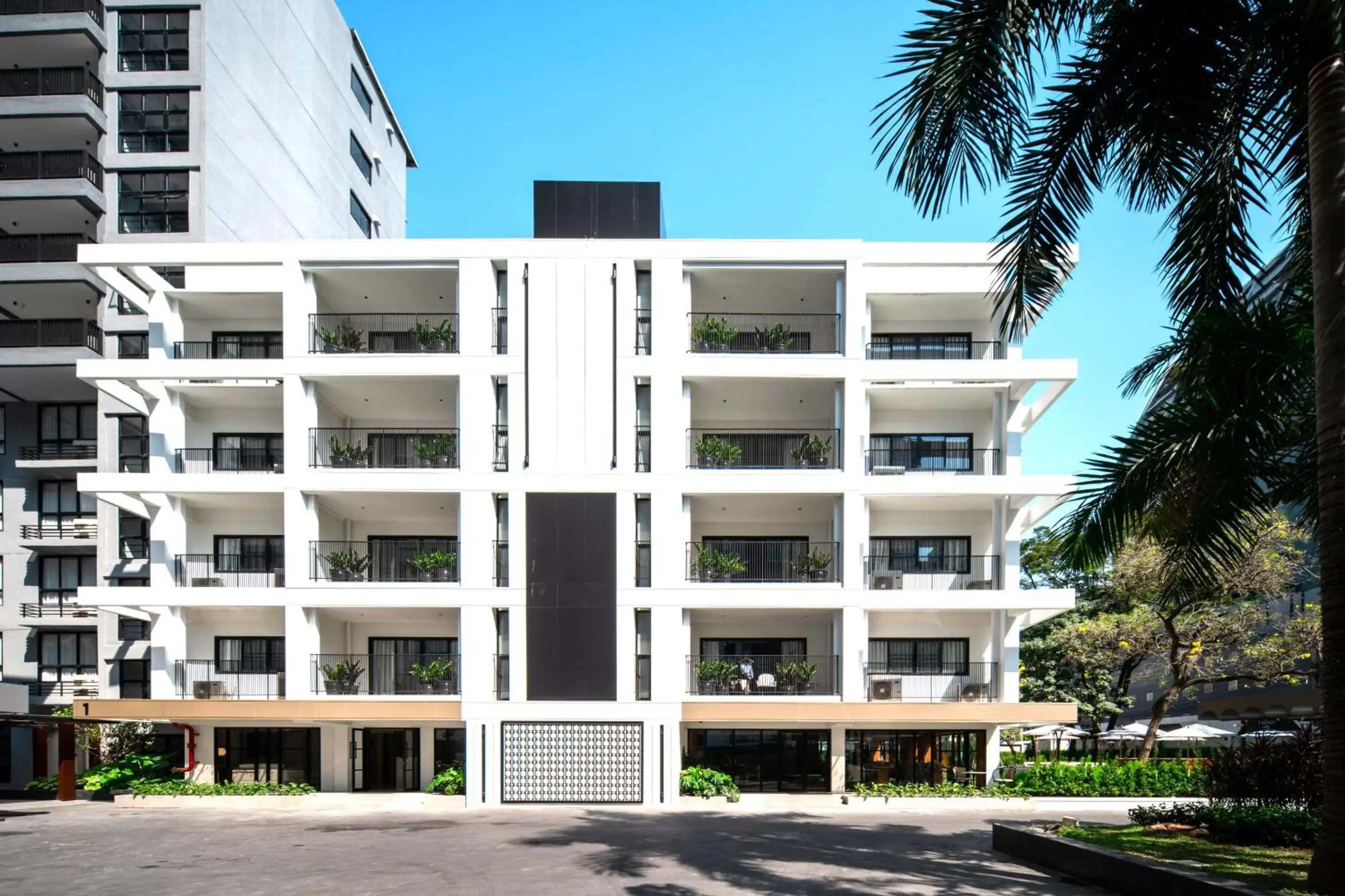 Property building in Floral Court Hotel & Residence Sukhumvit 13 Property building in Floral Court Hotel & Residence Sukhumvit 13