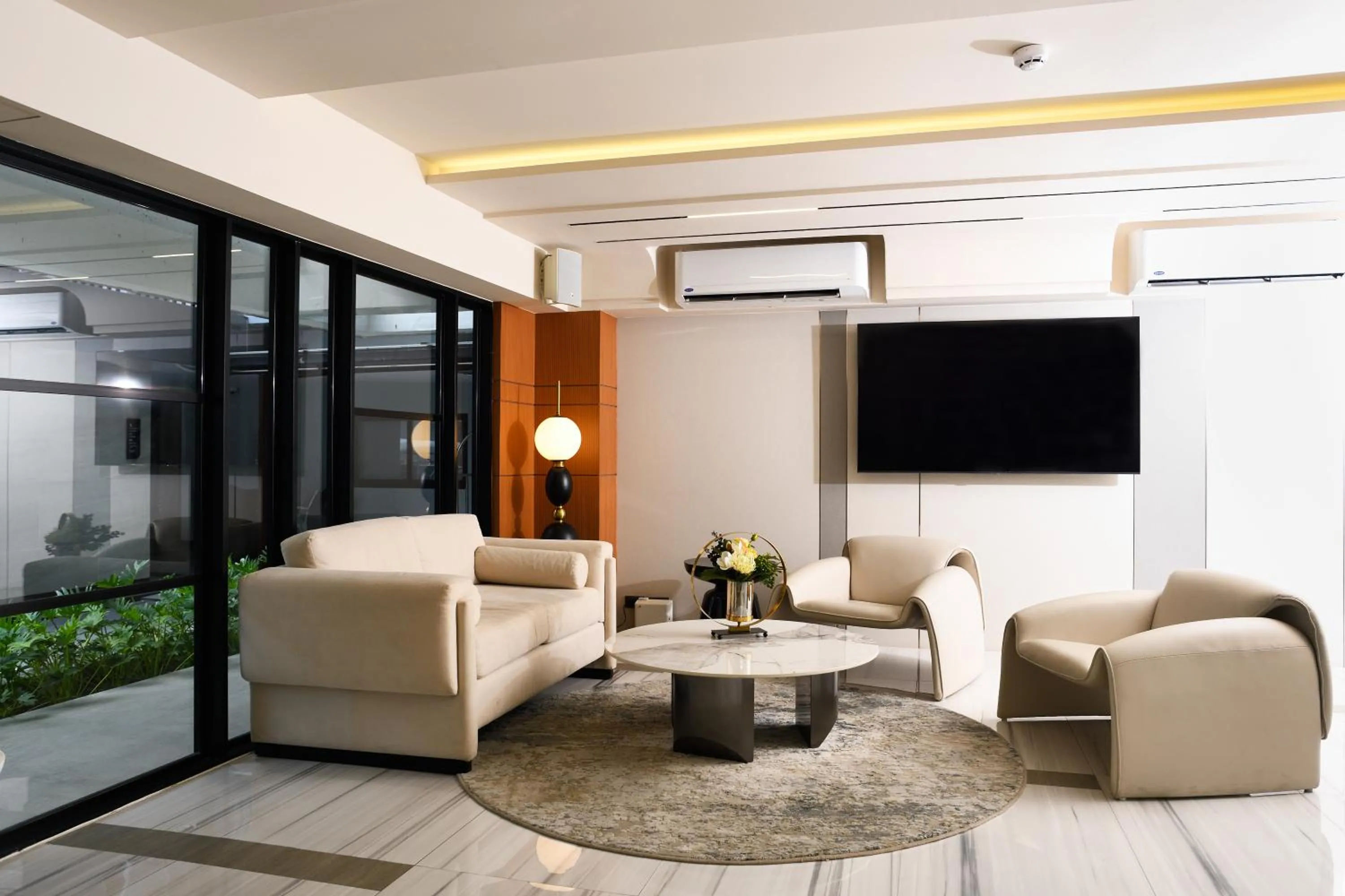 Communal lounge/ TV room in Floral Court Hotel & Residence Sukhumvit 13