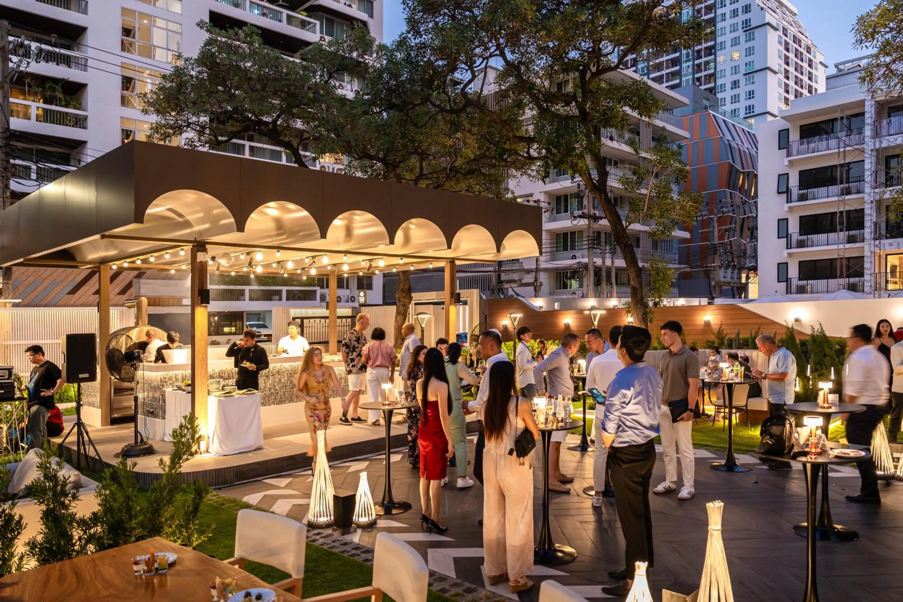 Restaurant/places to eat in Floral Court Hotel & Residence Sukhumvit 13