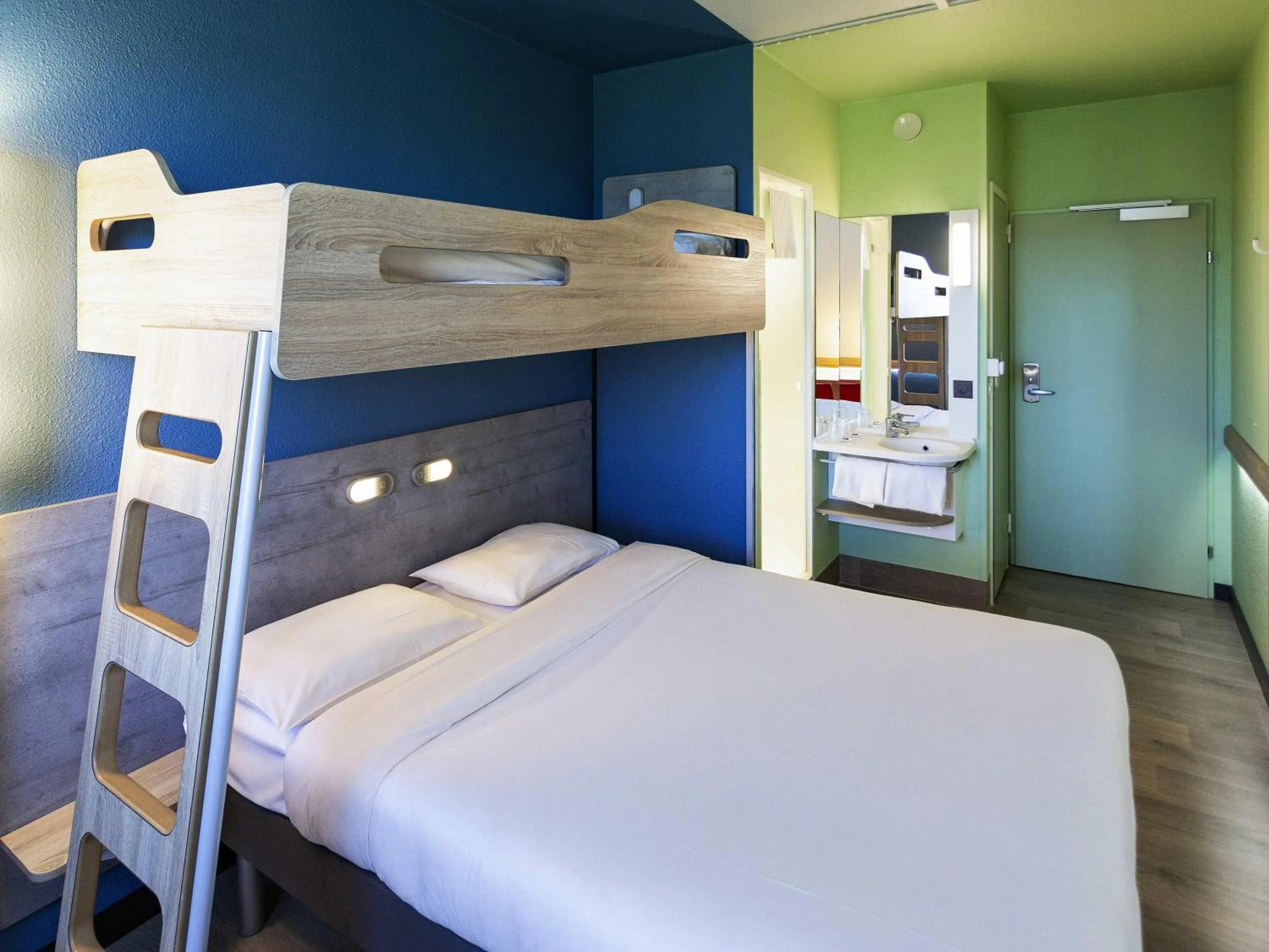 Bedroom, Bed in ibis budget Amboise