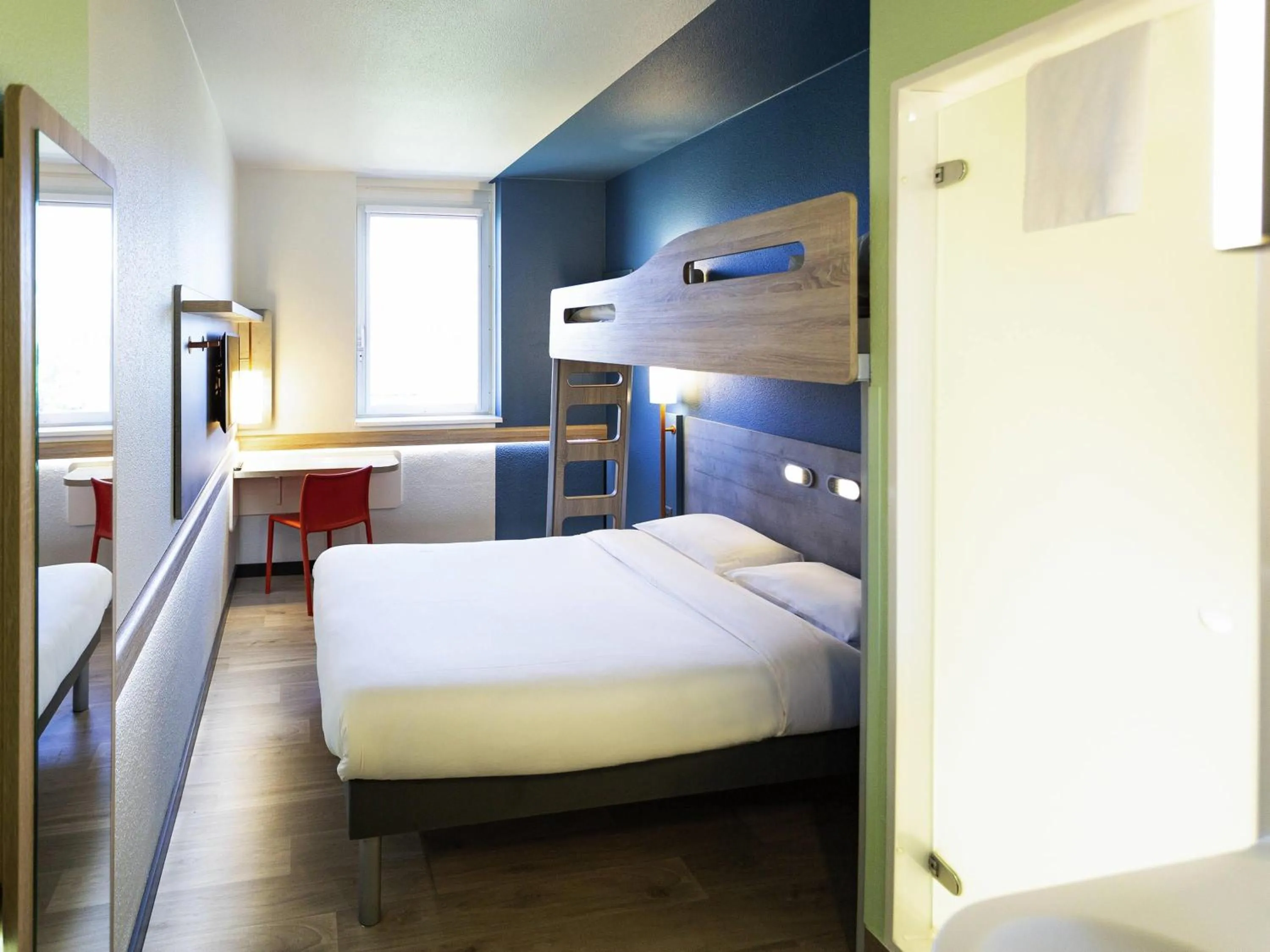 Bedroom, Bed in ibis budget Amboise