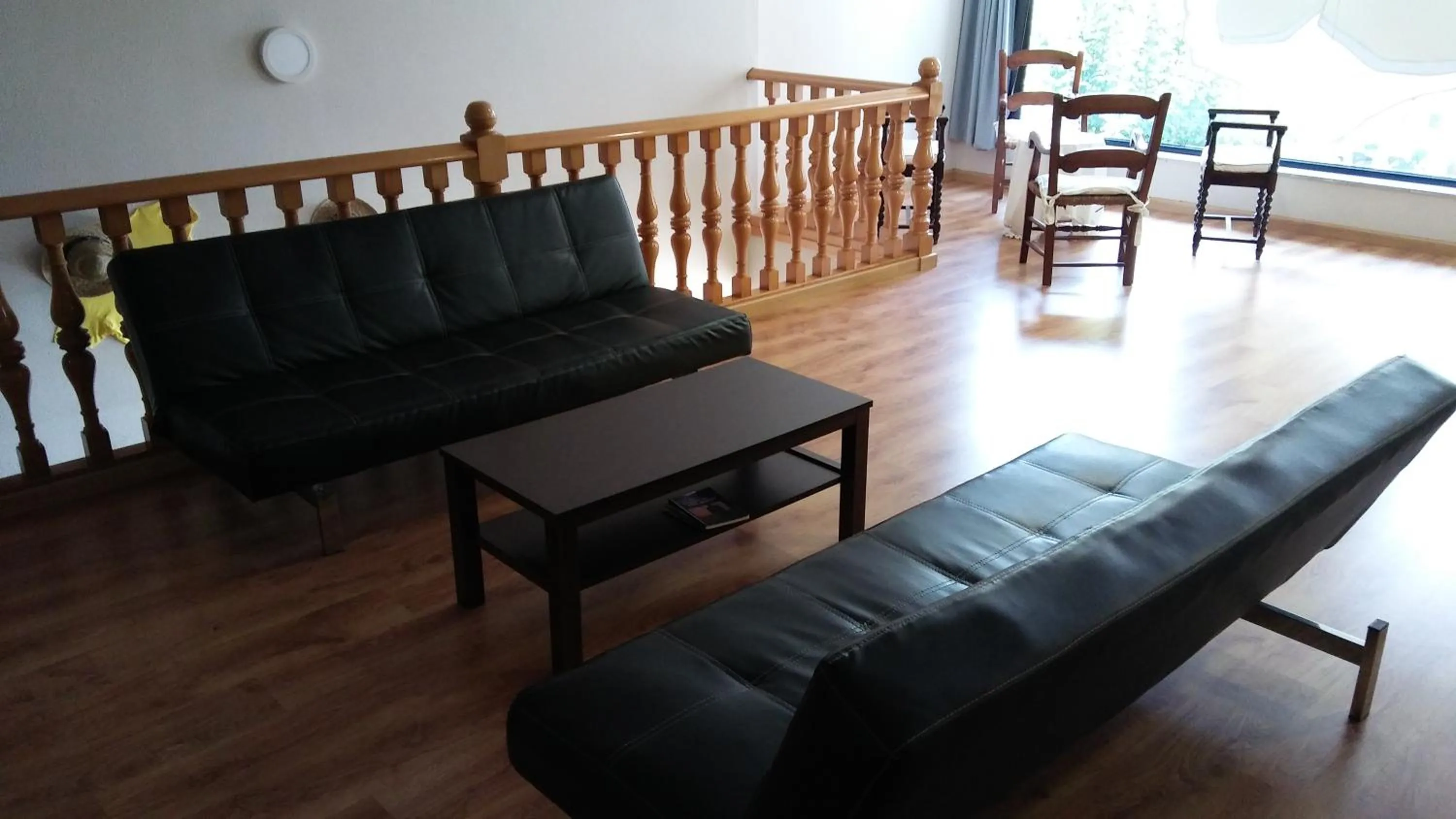 Communal lounge/ TV room in Alma del Camino - Rooms & Albergue