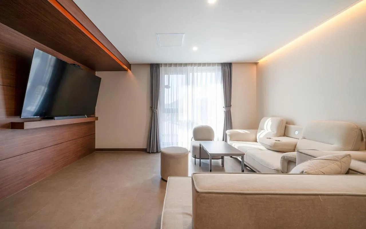 Hound Hotel Gijang Osiria